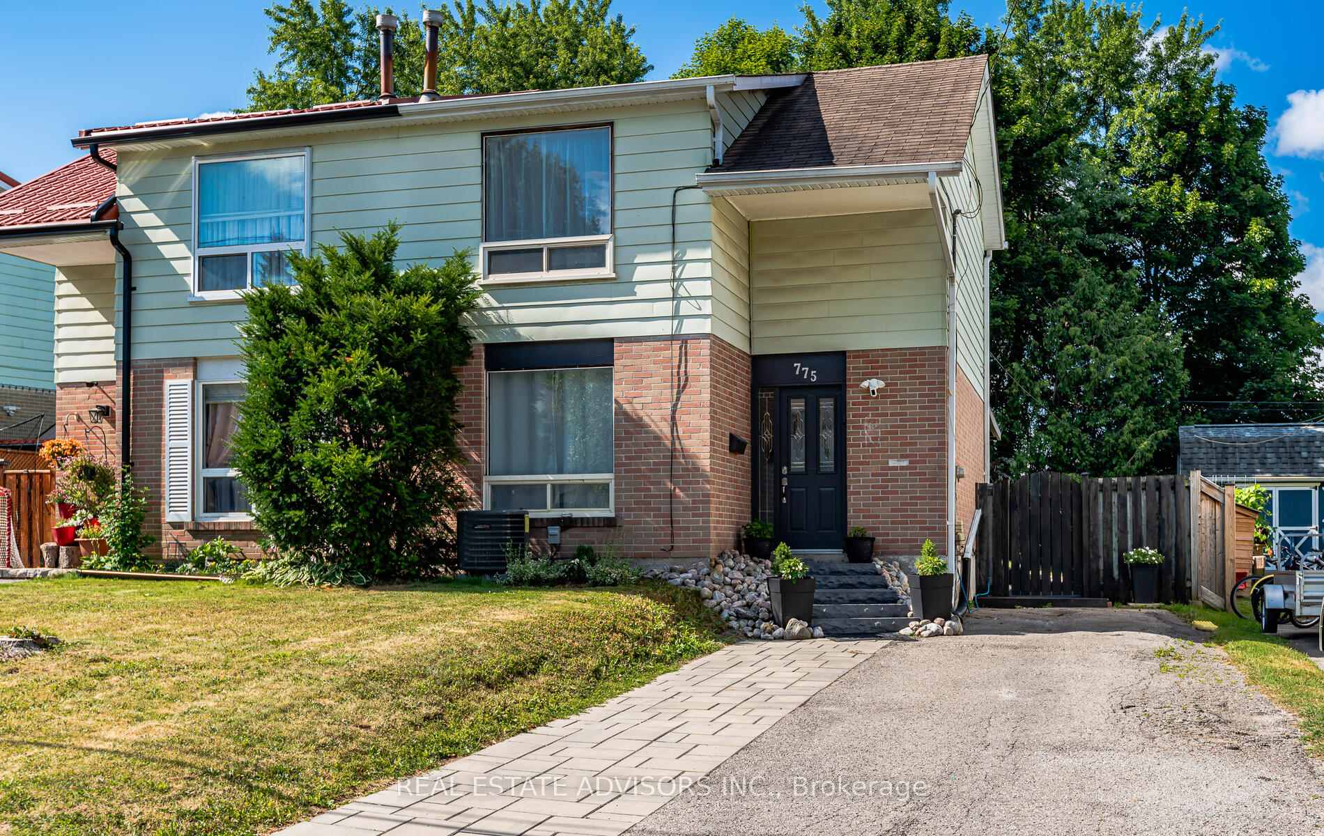 Photo 2 of 775 Sunnypoint Drive, Newmarket, Huron Heights-Leslie Valley — HOMEH
