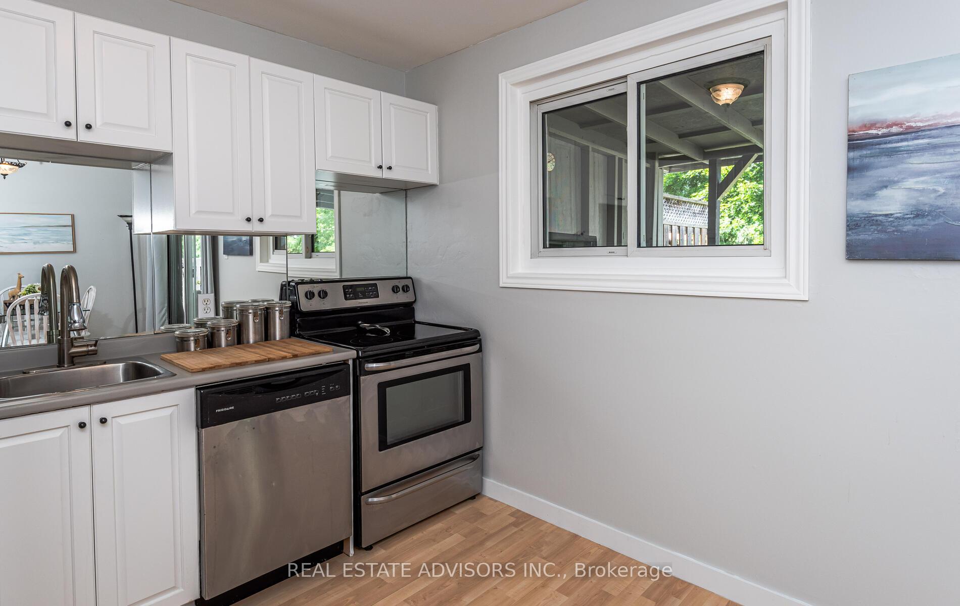 Photo 5 of 775 Sunnypoint Drive, Newmarket, Huron Heights-Leslie Valley — HOMEH