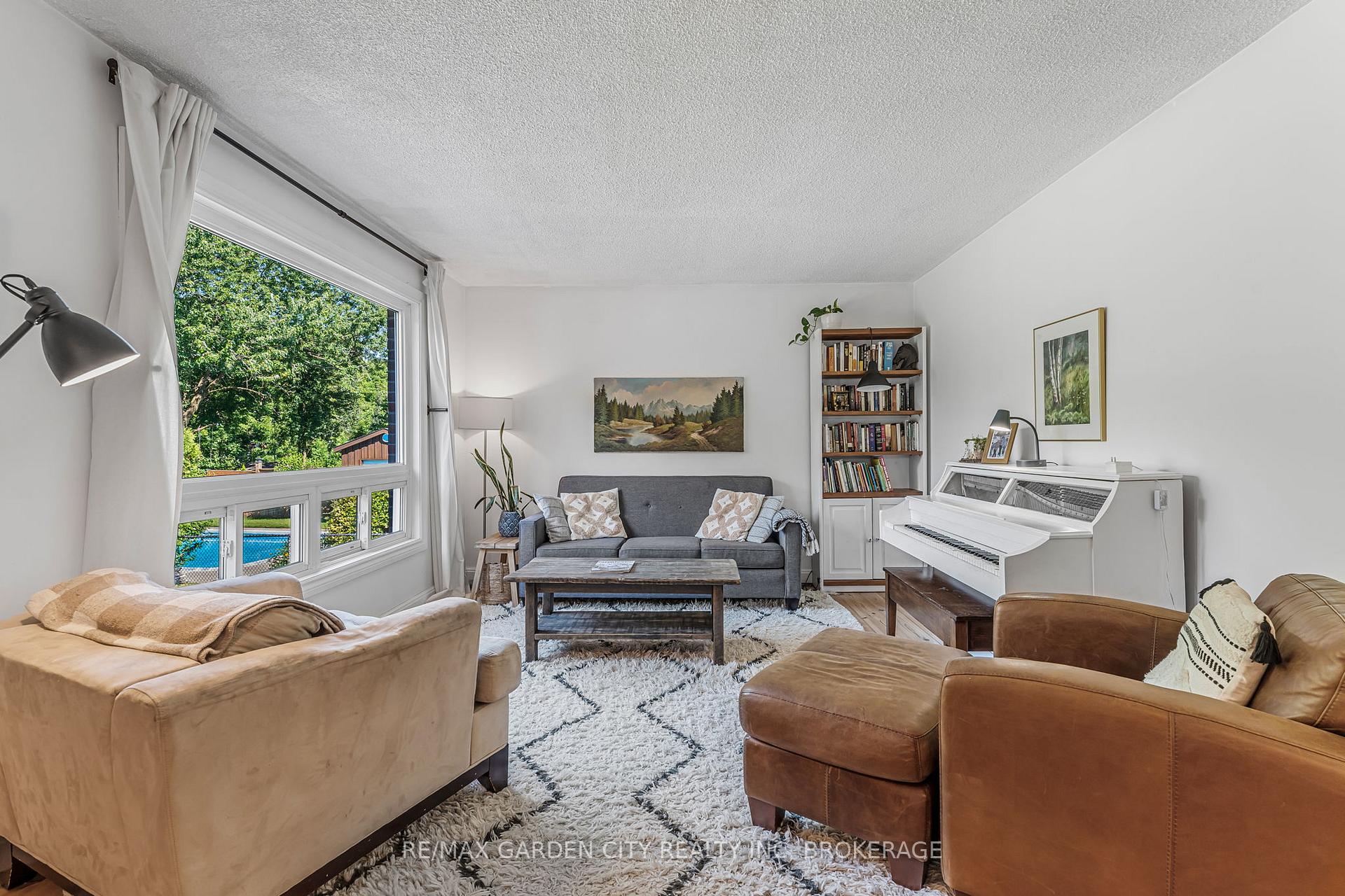 Photo 8 of 672 Irwin Crescent, Newmarket, Huron Heights-Leslie Valley — HOMEH