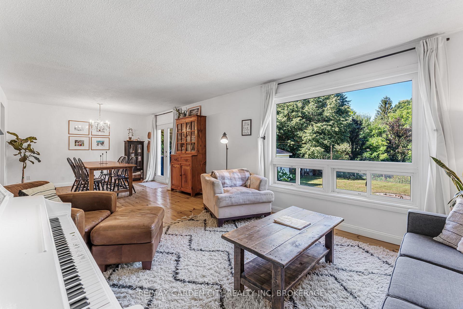 Photo 9 of 672 Irwin Crescent, Newmarket, Huron Heights-Leslie Valley — HOMEH