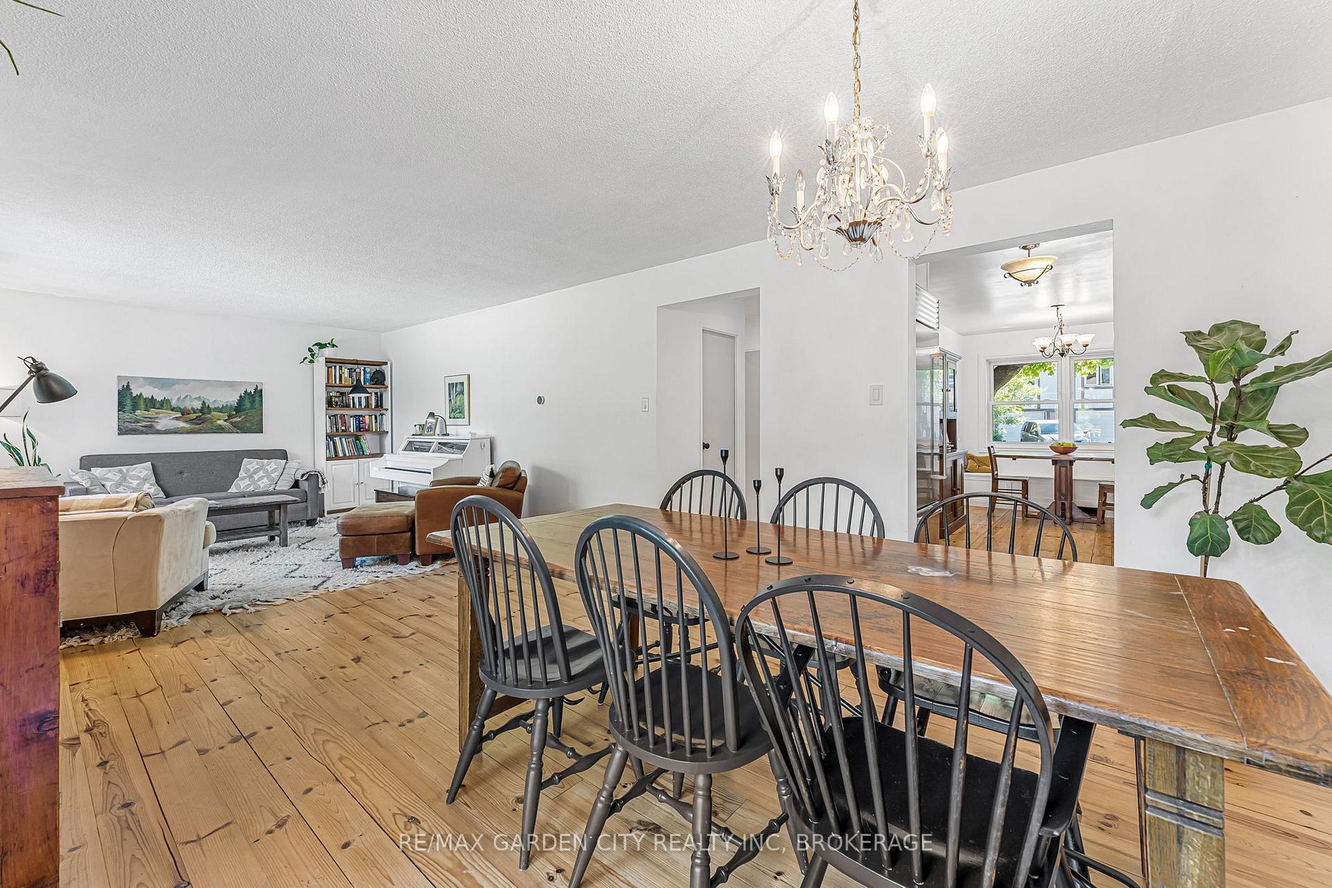 Photo 11 of 672 Irwin Crescent, Newmarket, Huron Heights-Leslie Valley — HOMEH