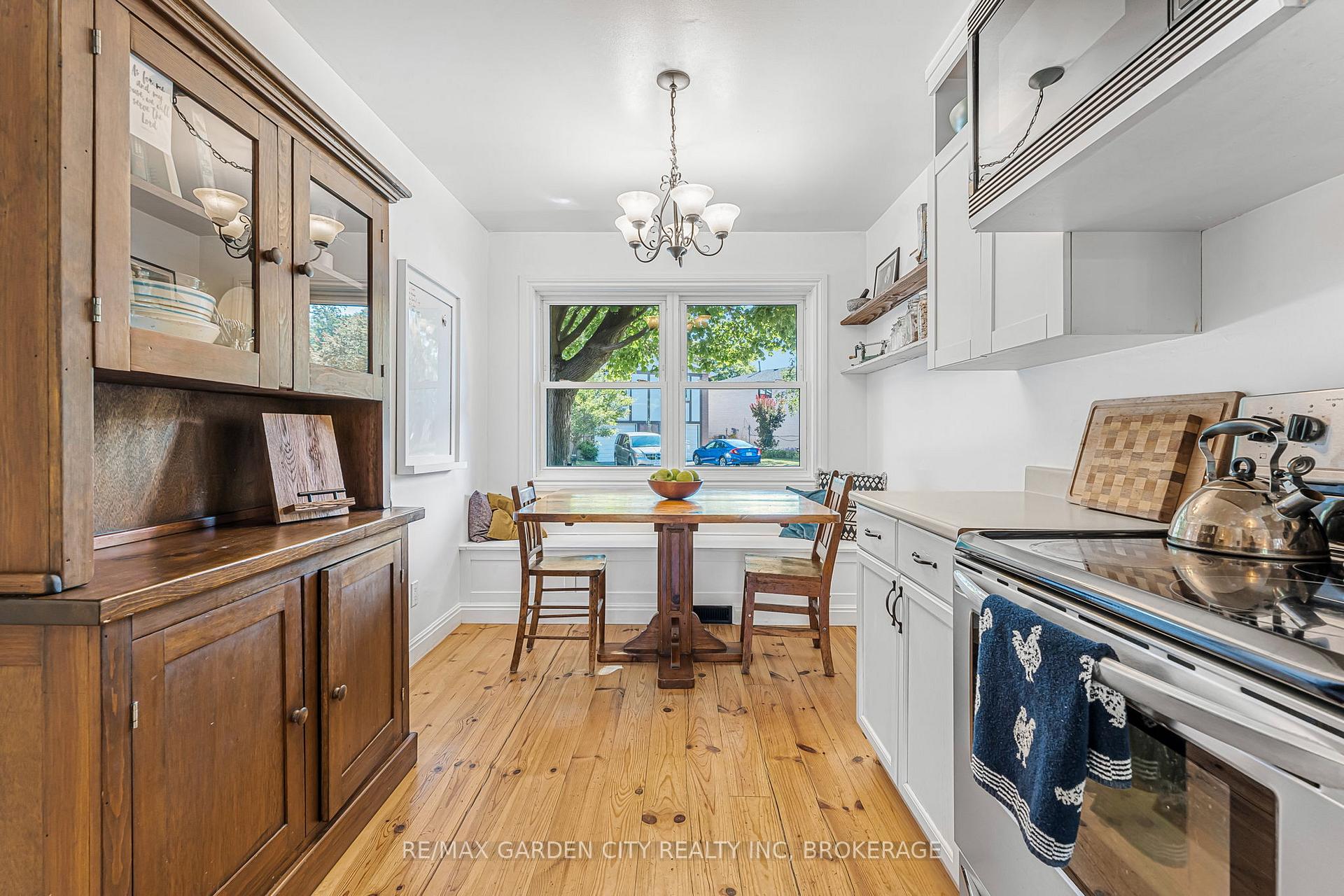 Photo 12 of 672 Irwin Crescent, Newmarket, Huron Heights-Leslie Valley — HOMEH