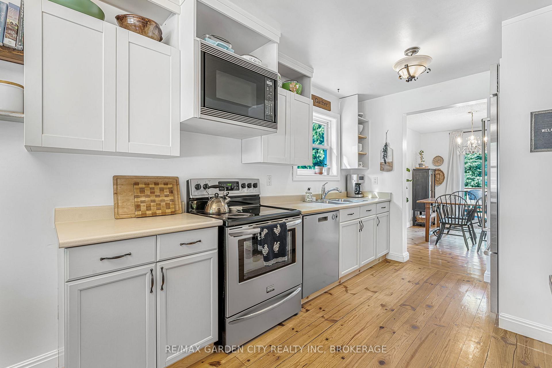 Photo 13 of 672 Irwin Crescent, Newmarket, Huron Heights-Leslie Valley — HOMEH