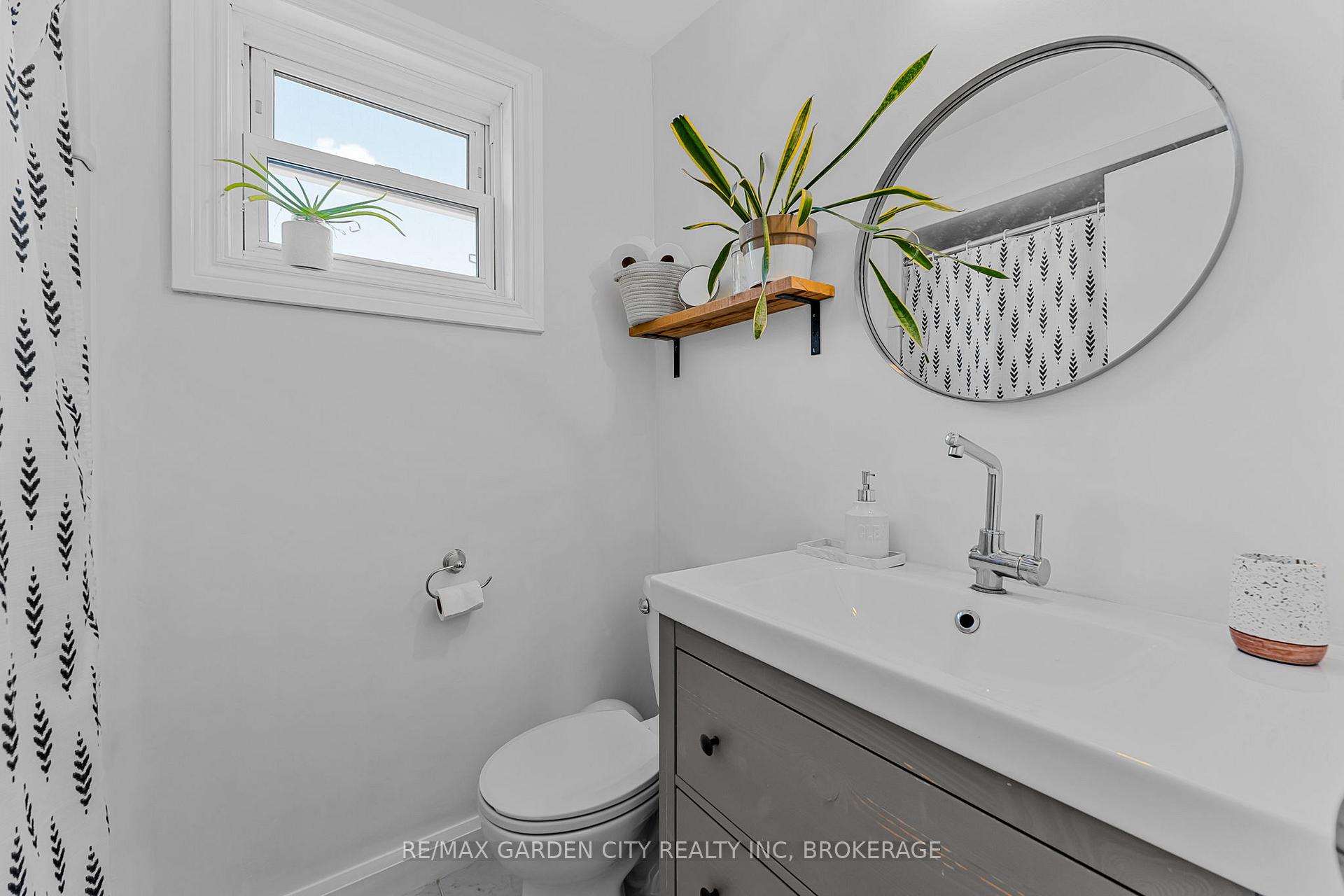 Photo 20 of 672 Irwin Crescent, Newmarket, Huron Heights-Leslie Valley — HOMEH