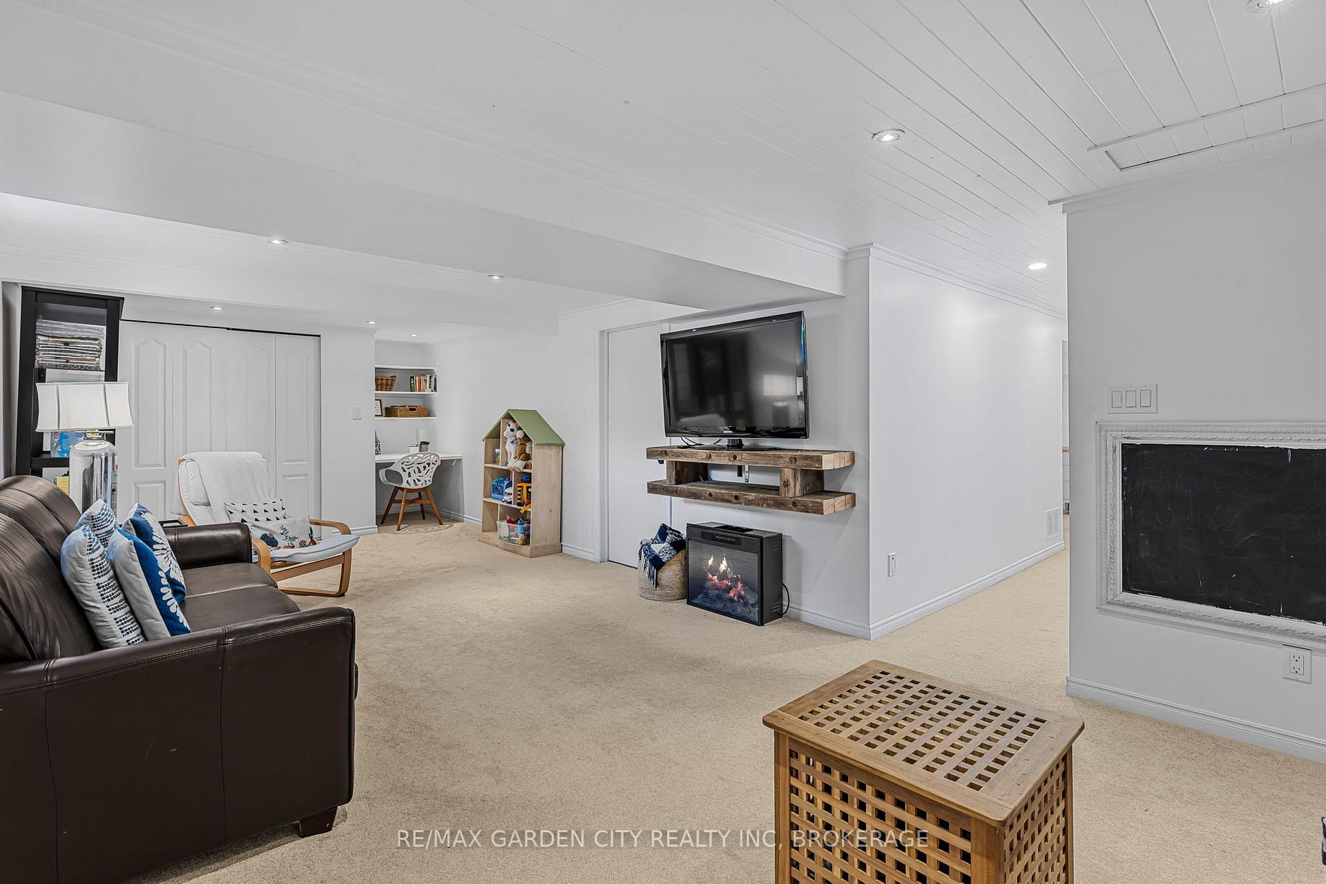 Photo 24 of 672 Irwin Crescent, Newmarket, Huron Heights-Leslie Valley — HOMEH