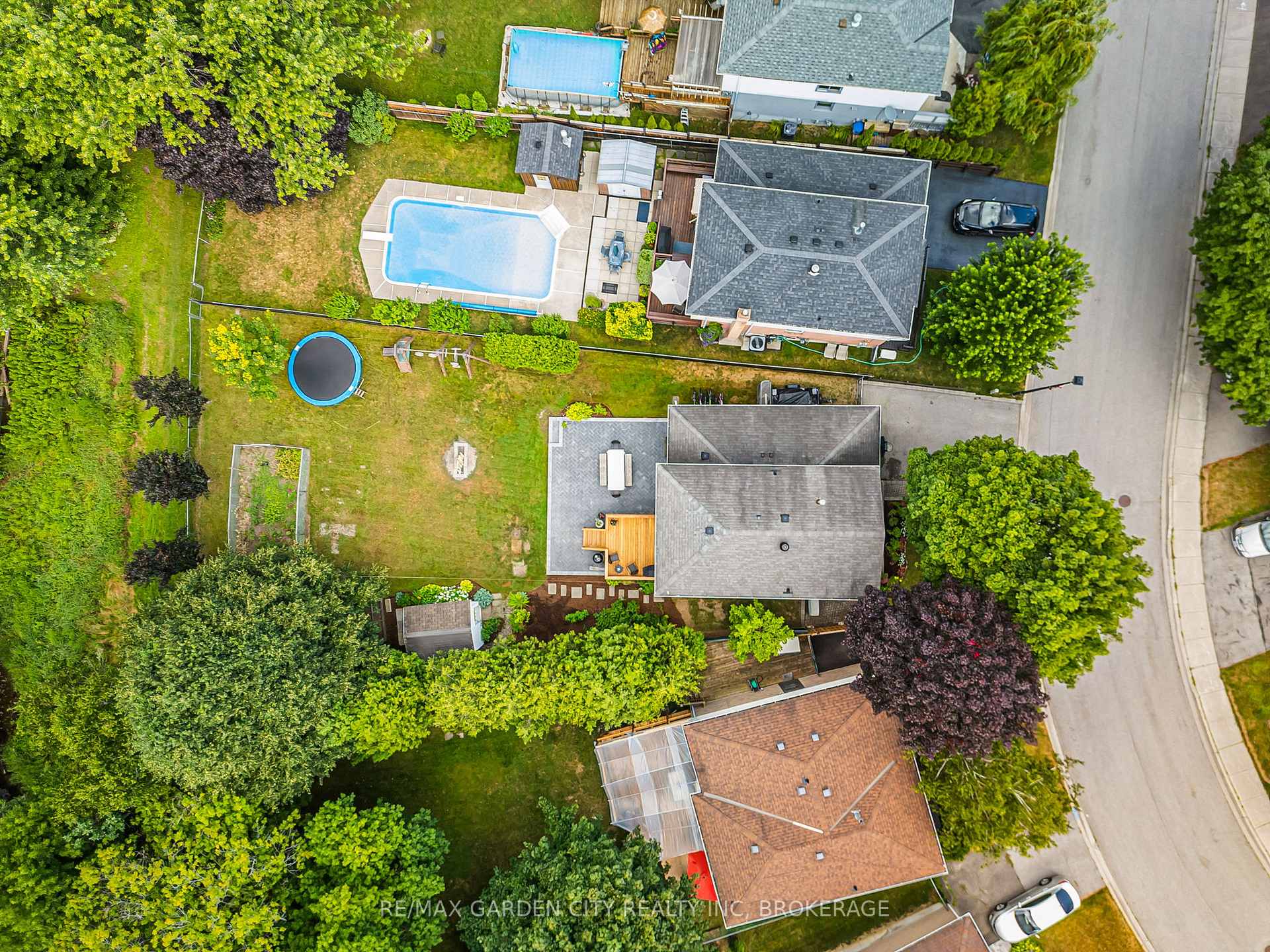 Photo 37 of 672 Irwin Crescent, Newmarket, Huron Heights-Leslie Valley — HOMEH
