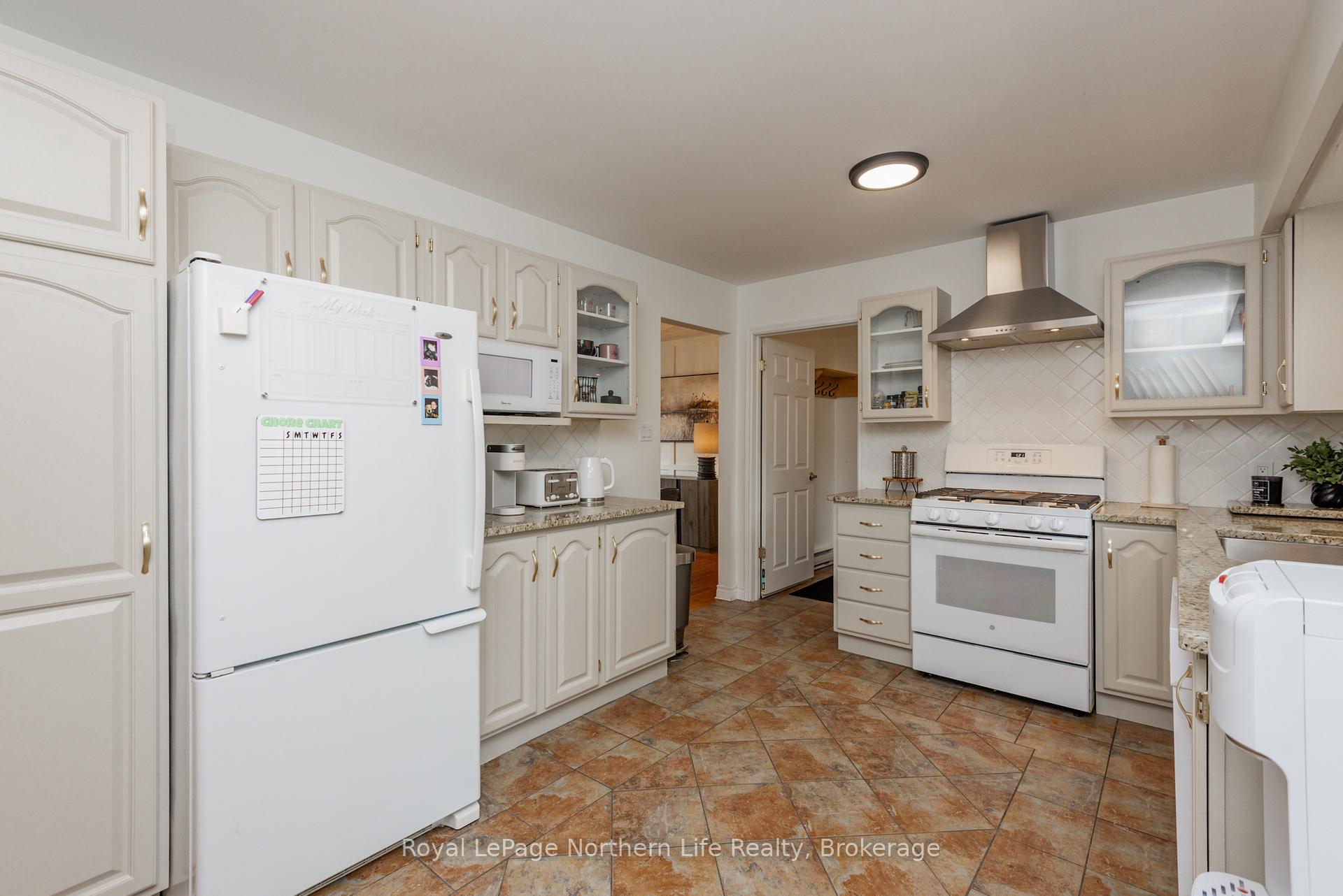 Photo 10 of 305 Pearce Street, North Bay, Airport — HOMEH