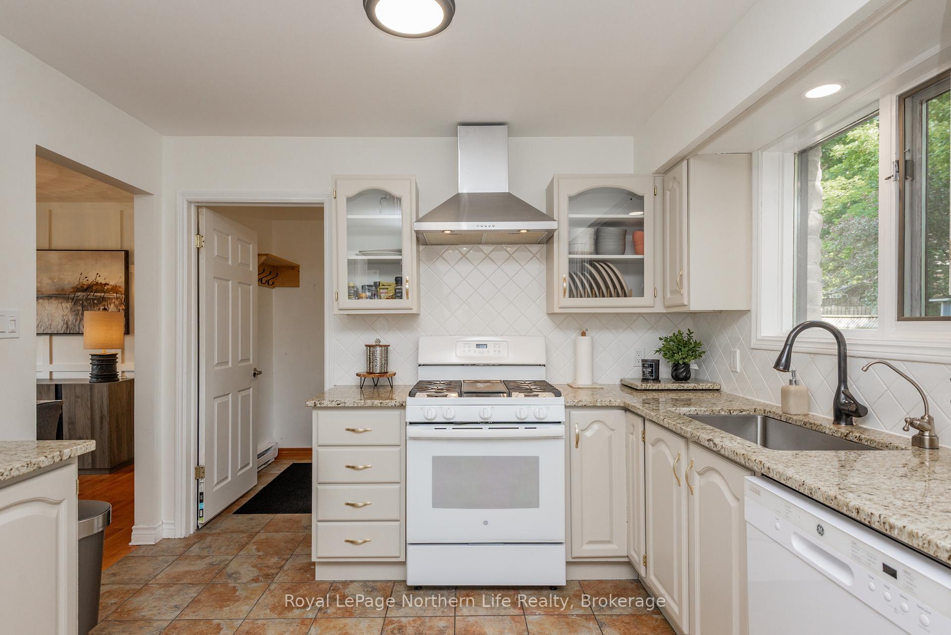 Photo 11 of 305 Pearce Street, North Bay, Airport — HOMEH