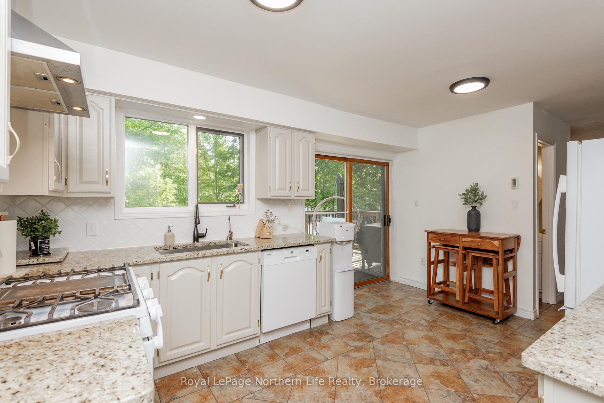 Photo 13 of 305 Pearce Street, North Bay, Airport — HOMEH