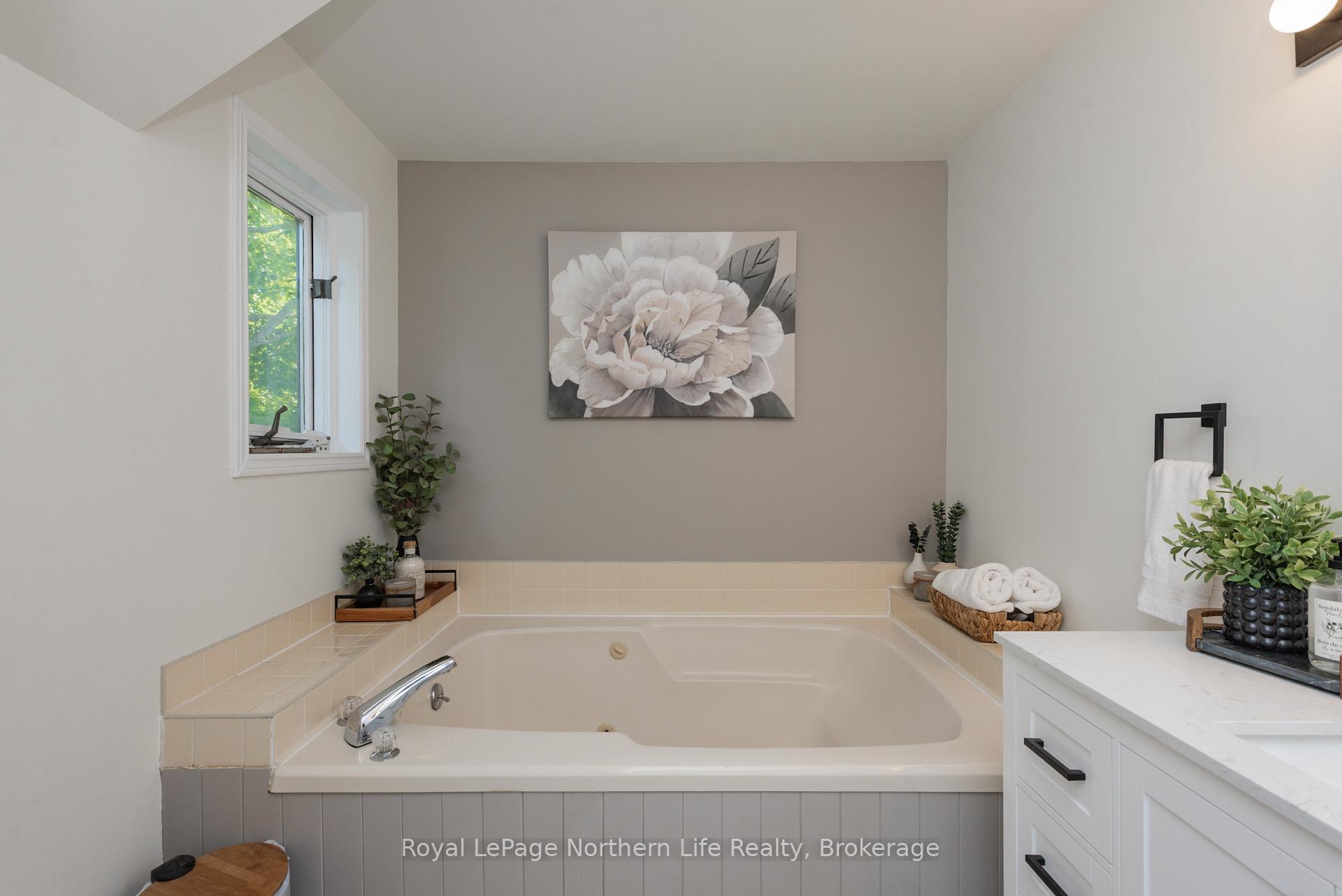 Photo 31 of 305 Pearce Street, North Bay, Airport — HOMEH
