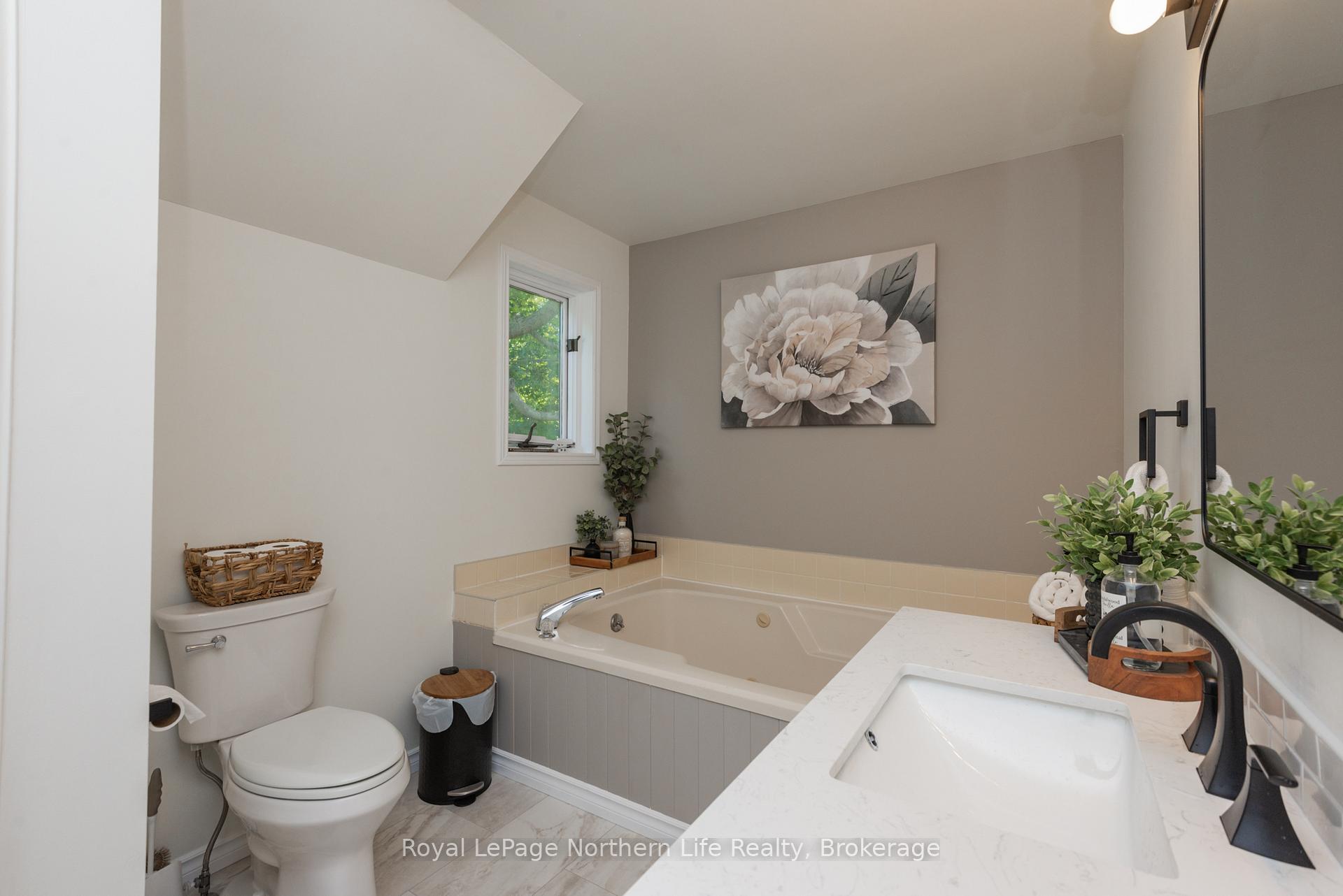 Photo 32 of 305 Pearce Street, North Bay, Airport — HOMEH
