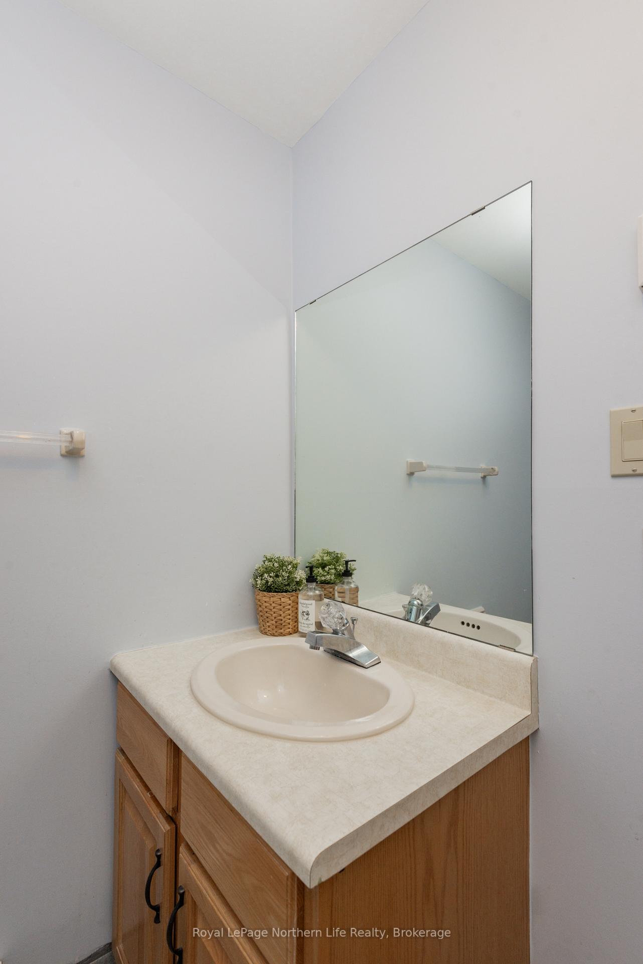 Photo 33 of 305 Pearce Street, North Bay, Airport — HOMEH