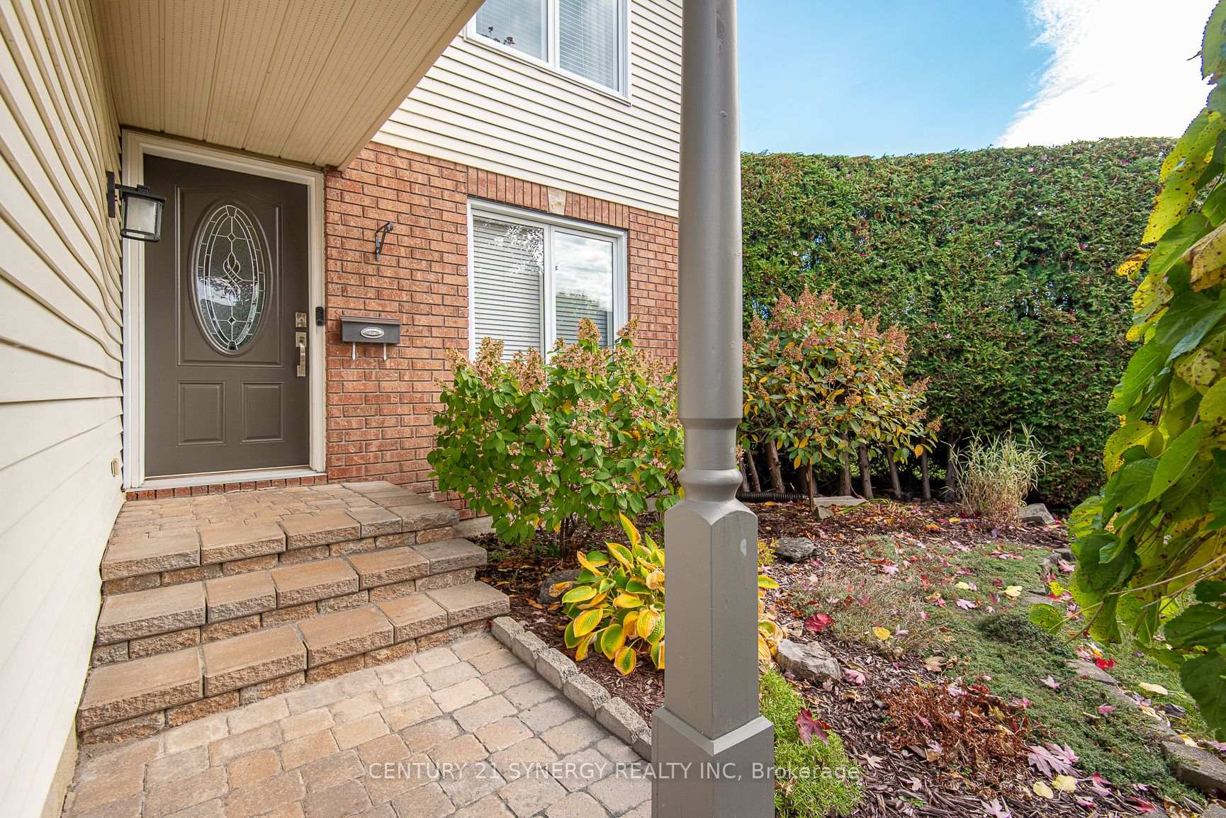 Photo 3 of 1665 Champneuf Drive, Ottawa, Chateauneuf — HOMEH