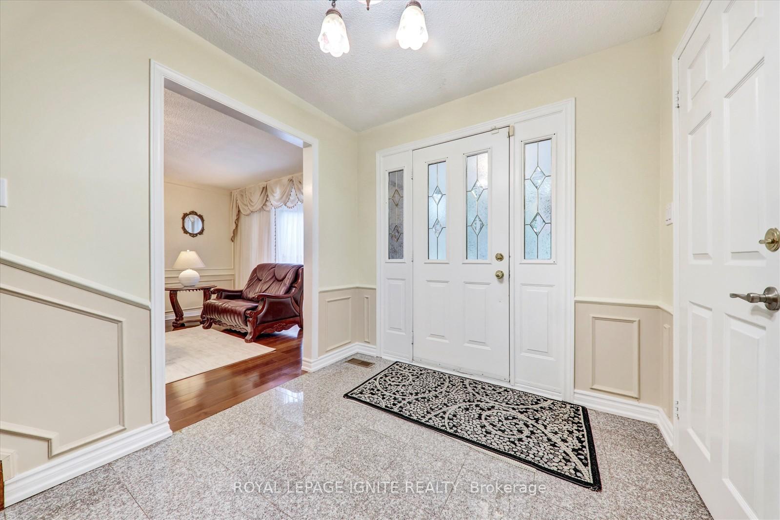 Photo 5 of 2061 Folkway Drive, Mississauga, Erin Mills — HOMEH