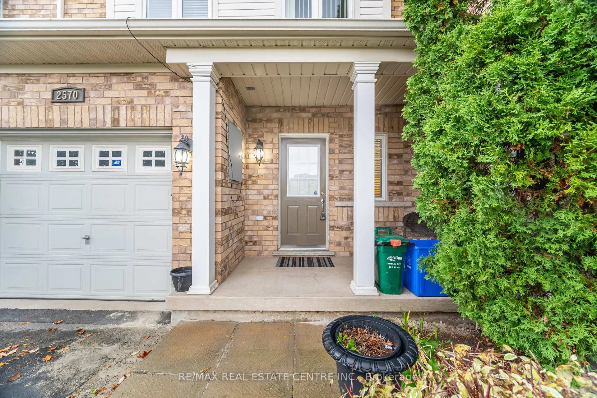 Photo 3 of 2570 Valleyridge Drive, Oakville, Bronte Creek — HOMEH
