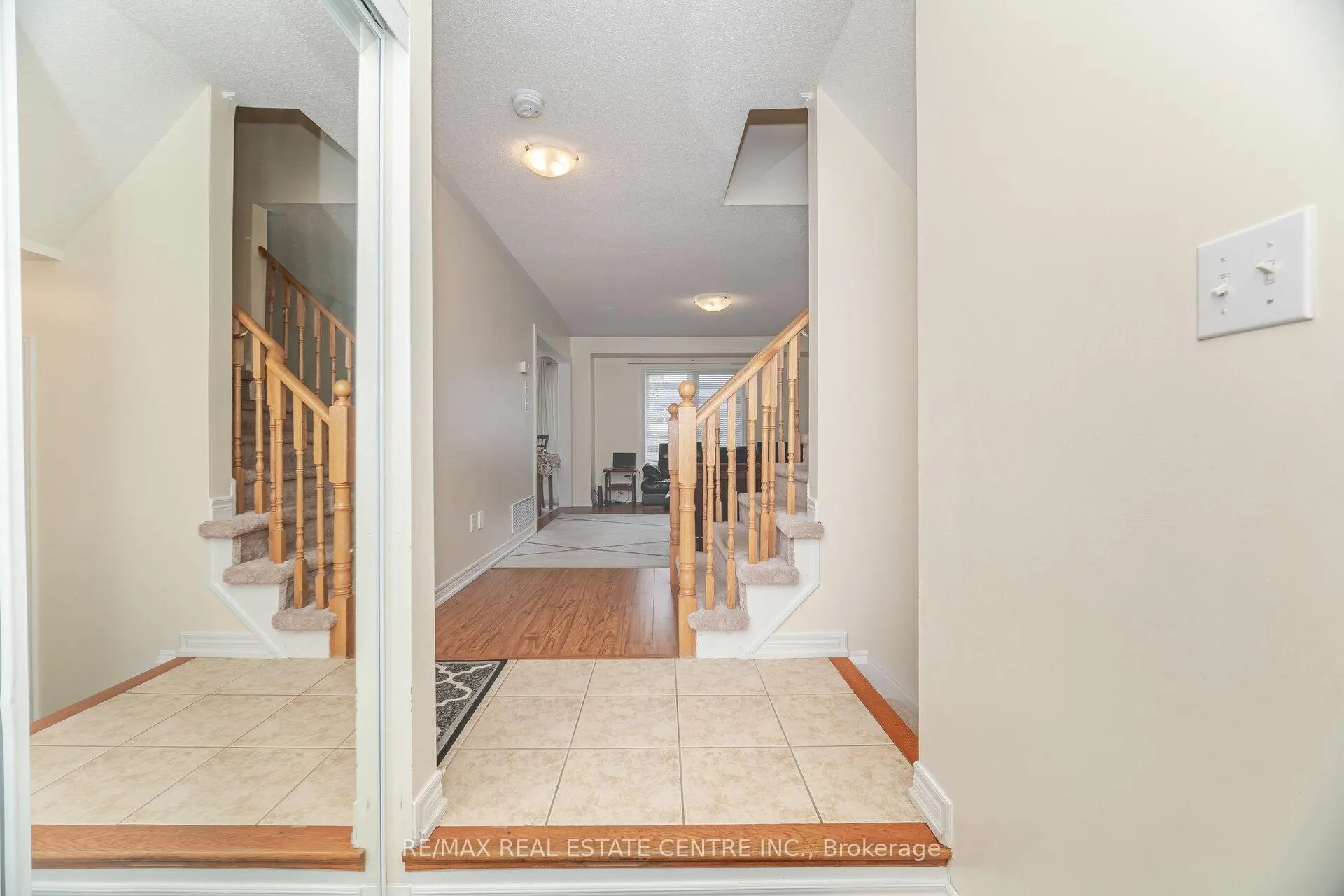Photo 4 of 2570 Valleyridge Drive, Oakville, Bronte Creek — HOMEH
