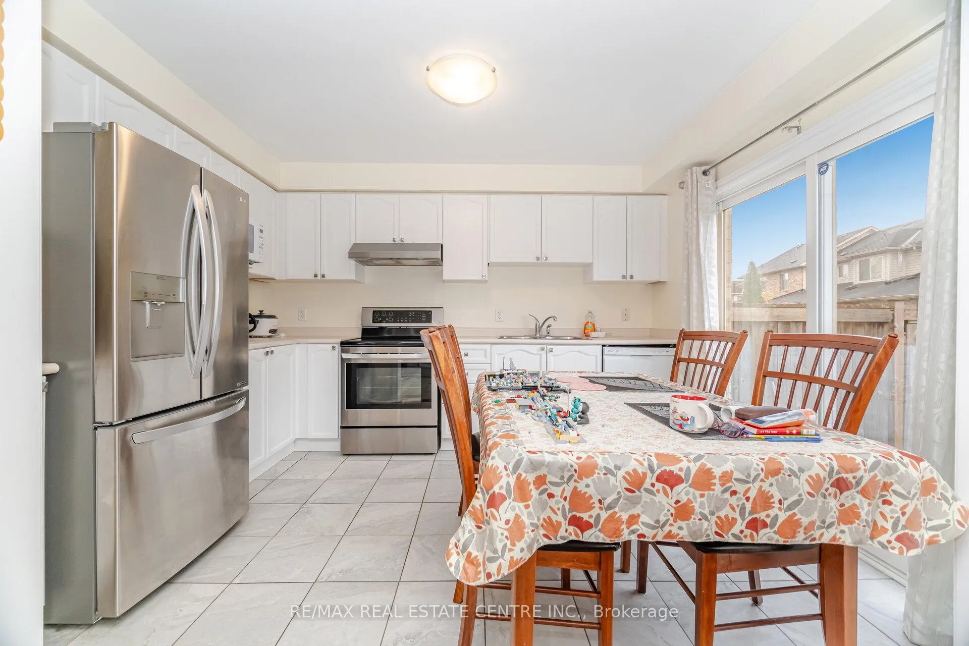Photo 9 of 2570 Valleyridge Drive, Oakville, Bronte Creek — HOMEH