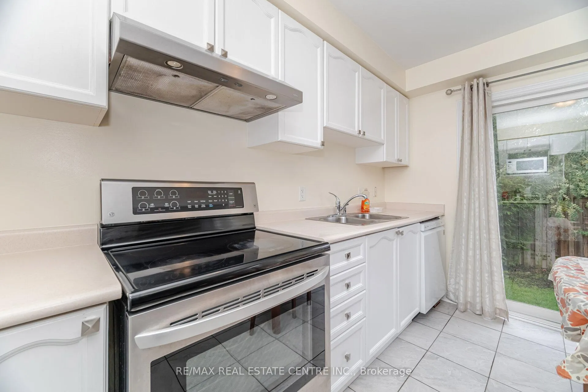Photo 10 of 2570 Valleyridge Drive, Oakville, Bronte Creek — HOMEH