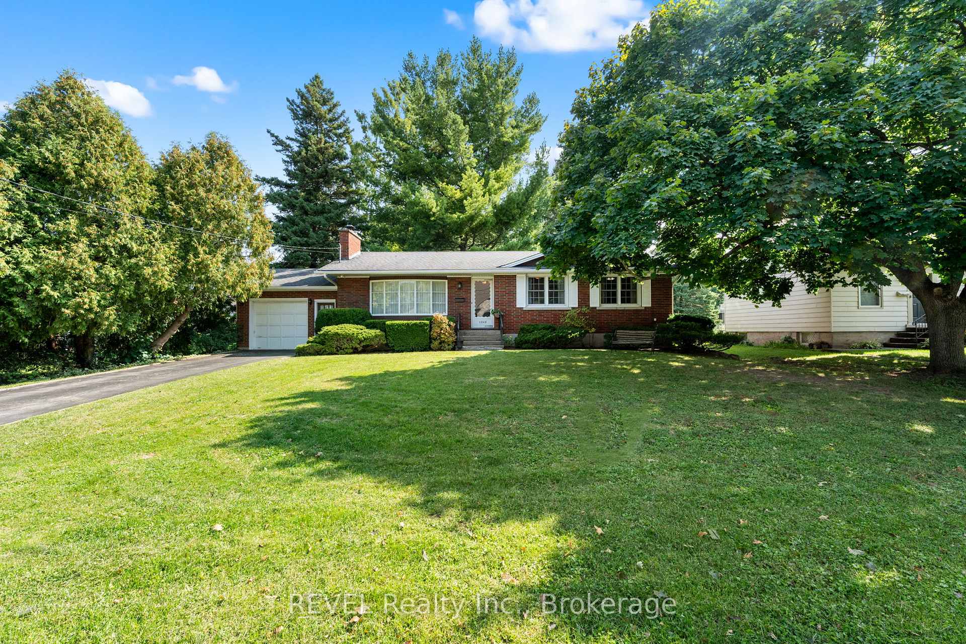 Photo 2 of 5548 Hodgson Avenue, Niagara Falls, Ascot — HOMEH