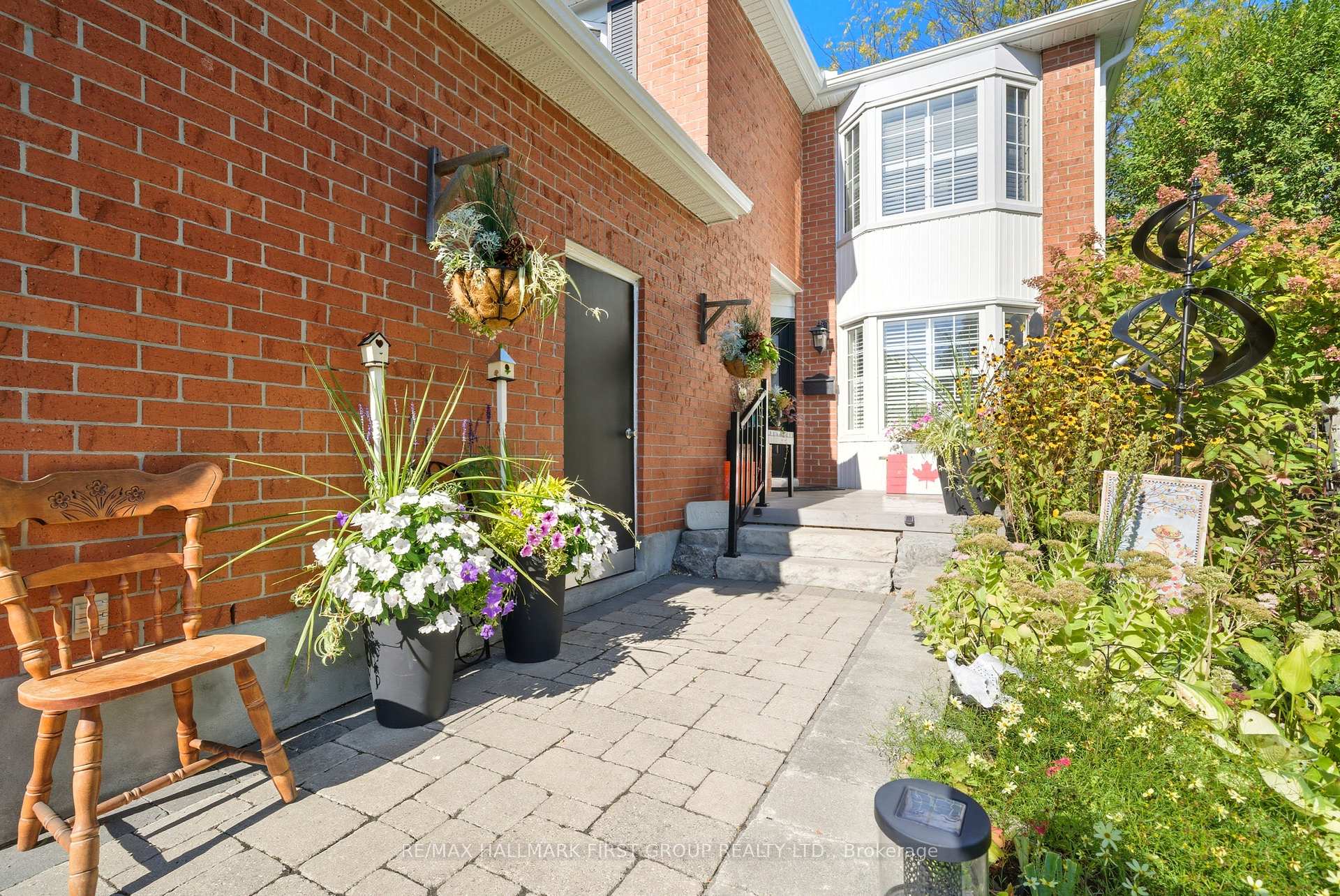 Photo 3 of 858 Bennett Court, Oshawa, Pinecrest — HOMEH