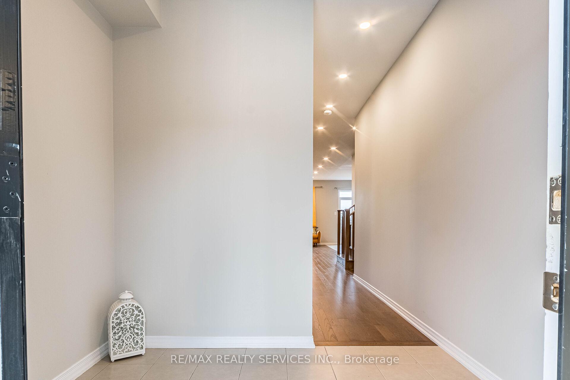 Photo 2 of Unit 20, 8273 Tulip Tree Drive, Niagara Falls, Brown — HOMEH