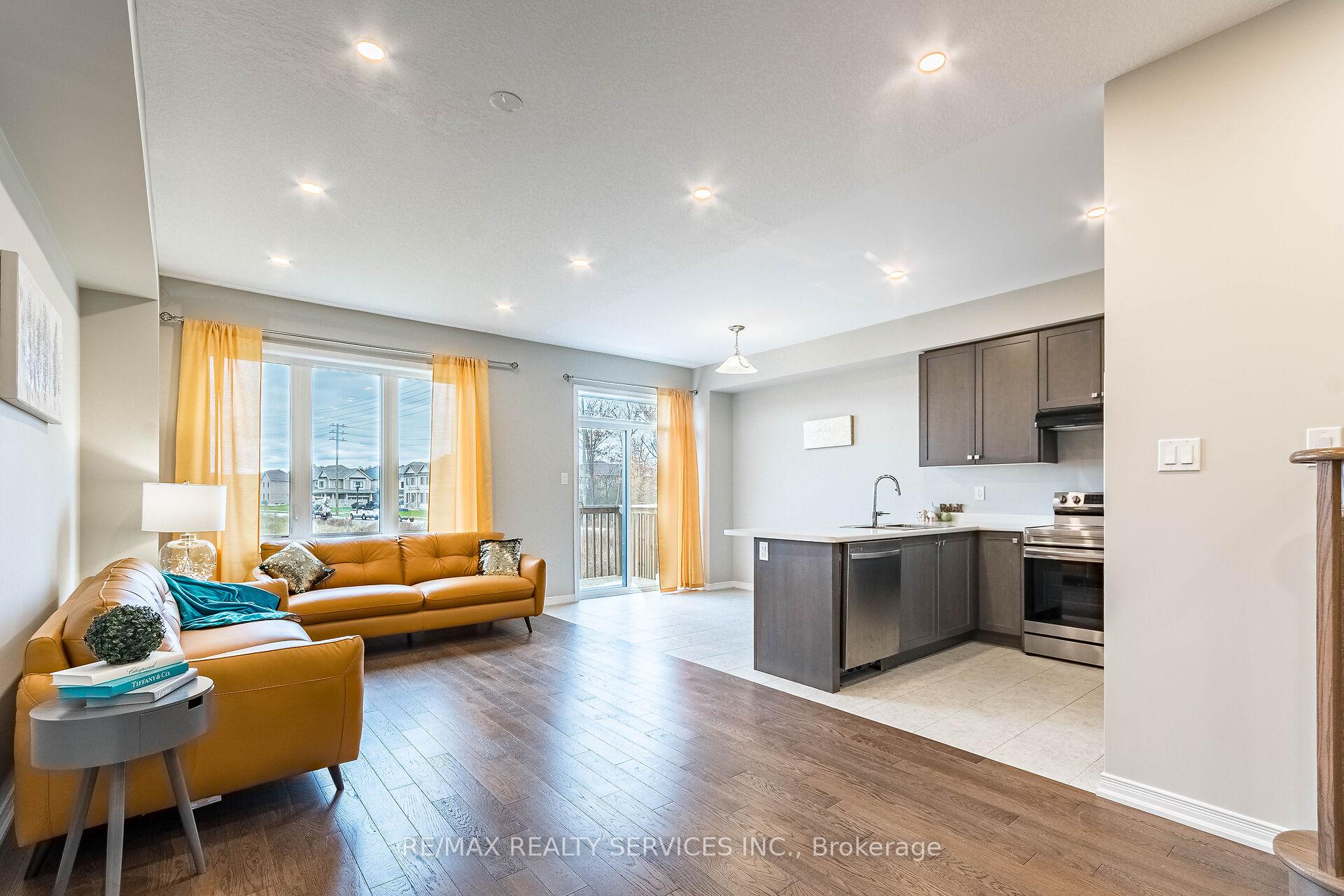 Photo 4 of Unit 20, 8273 Tulip Tree Drive, Niagara Falls, Brown — HOMEH