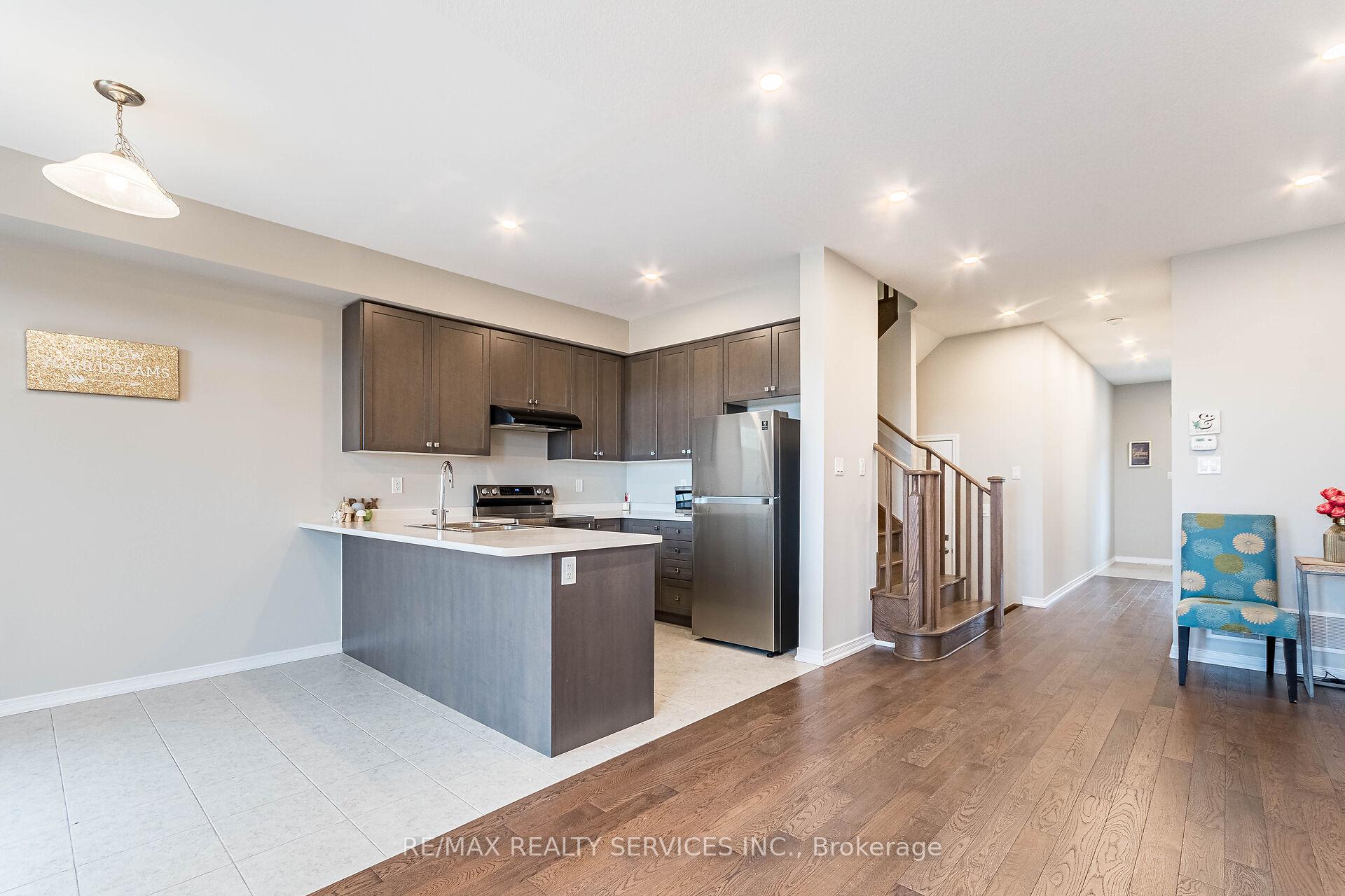 Photo 5 of Unit 20, 8273 Tulip Tree Drive, Niagara Falls, Brown — HOMEH