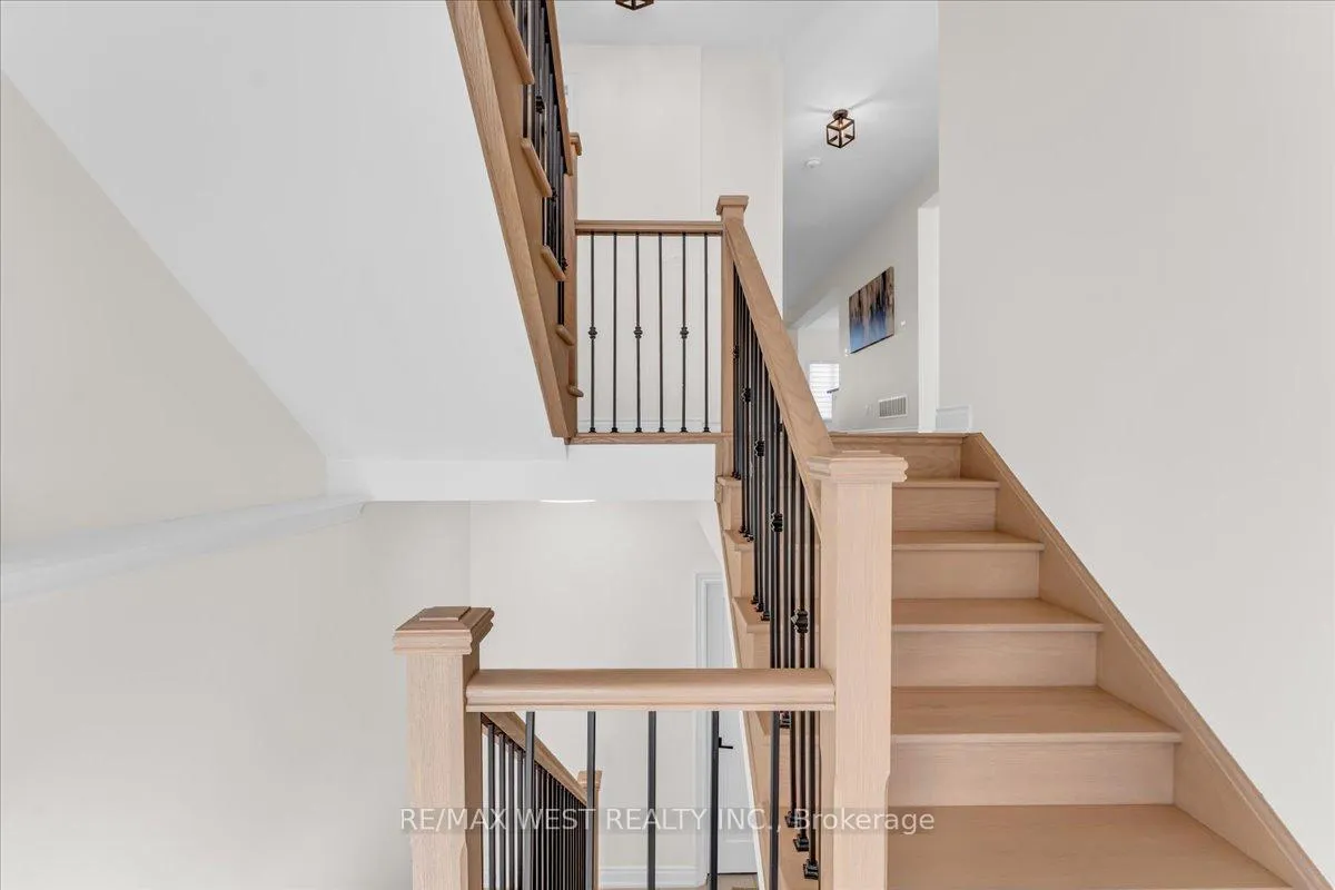 Photo 2 of 16 Janes Crescent, New Tecumseth, Rural New Tecumseth — HOMEH