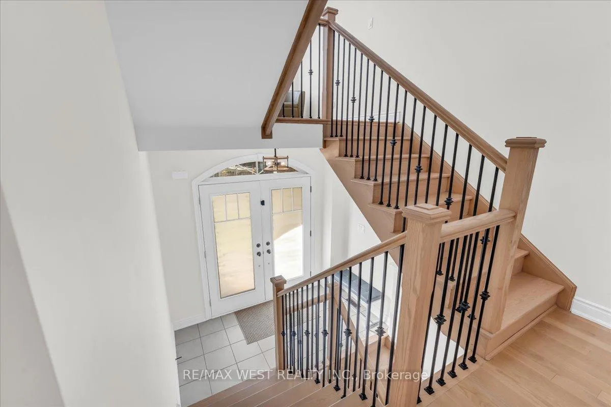 Photo 3 of 16 Janes Crescent, New Tecumseth, Rural New Tecumseth — HOMEH