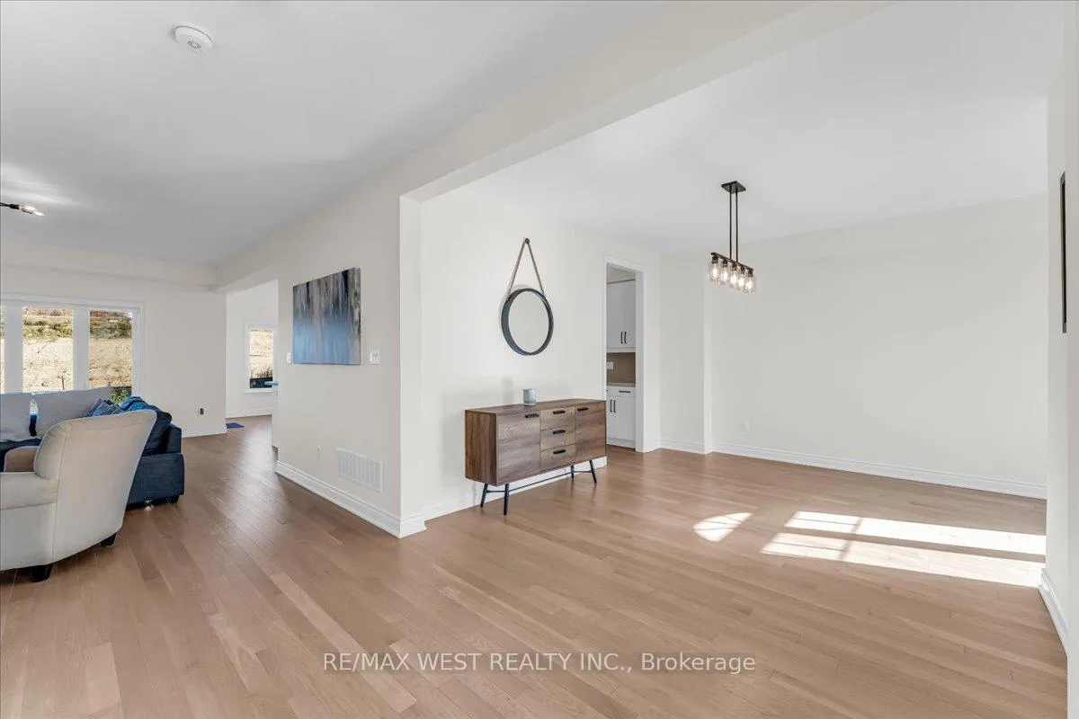 Photo 5 of 16 Janes Crescent, New Tecumseth, Rural New Tecumseth — HOMEH