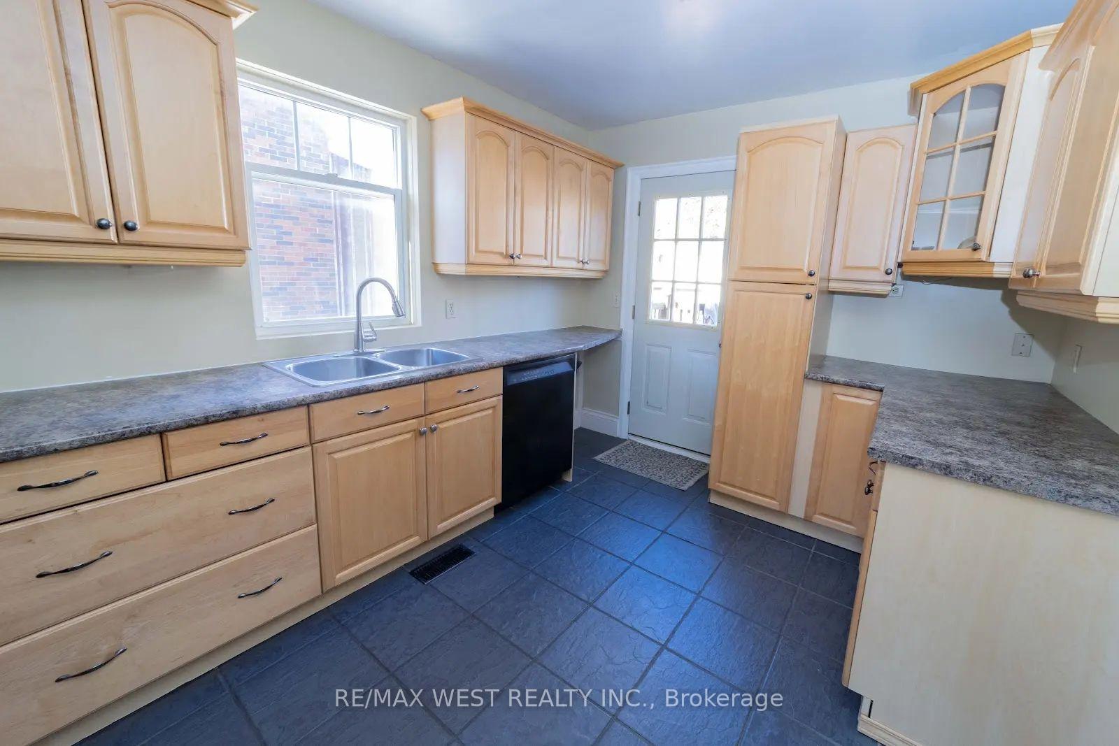 Photo 5 of 314 Gliddon Avenue, Oshawa, Central — HOMEH
