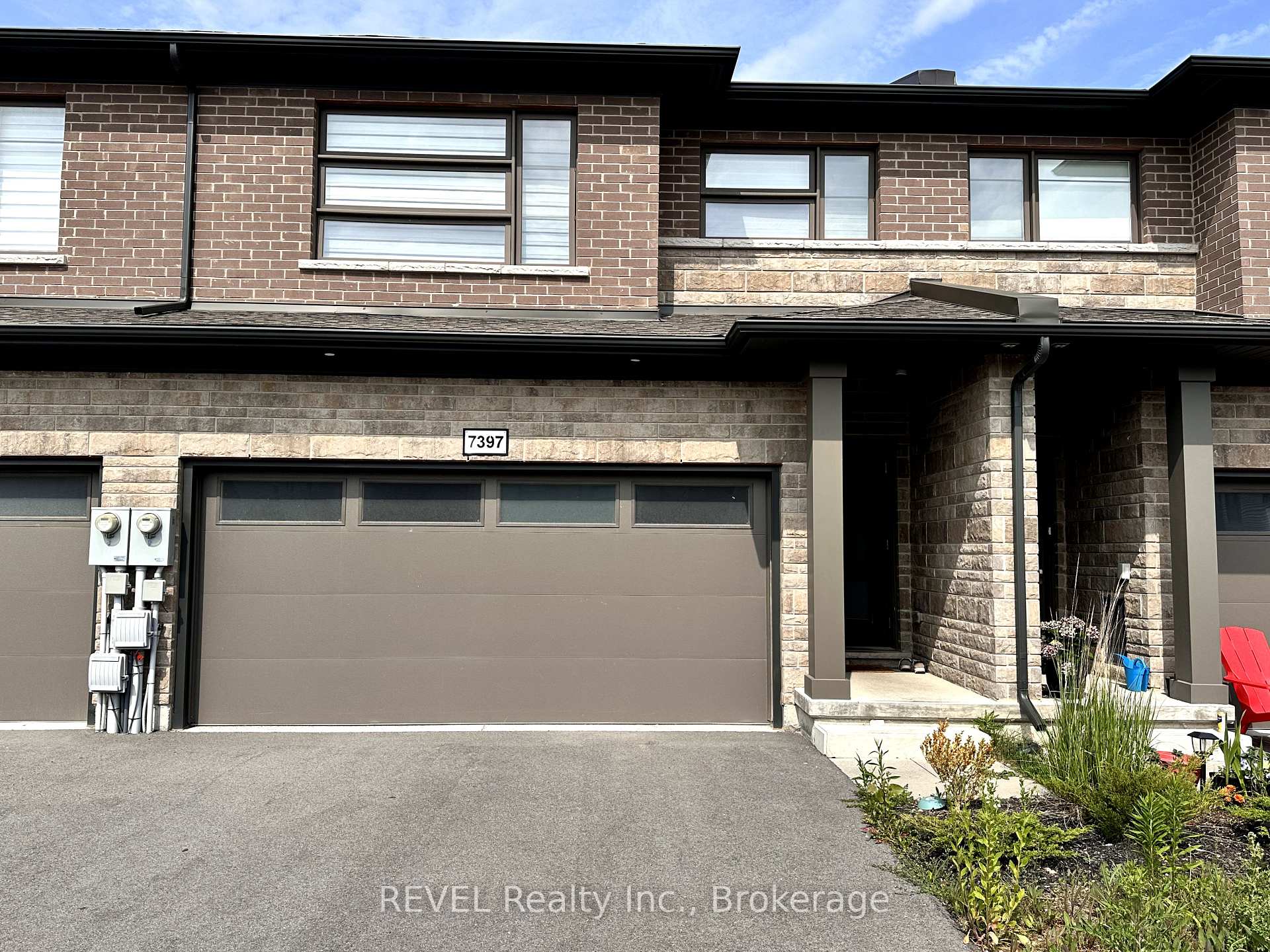 Photo 2 of 7397 Matteo Drive, Niagara Falls, Brown — HOMEH
