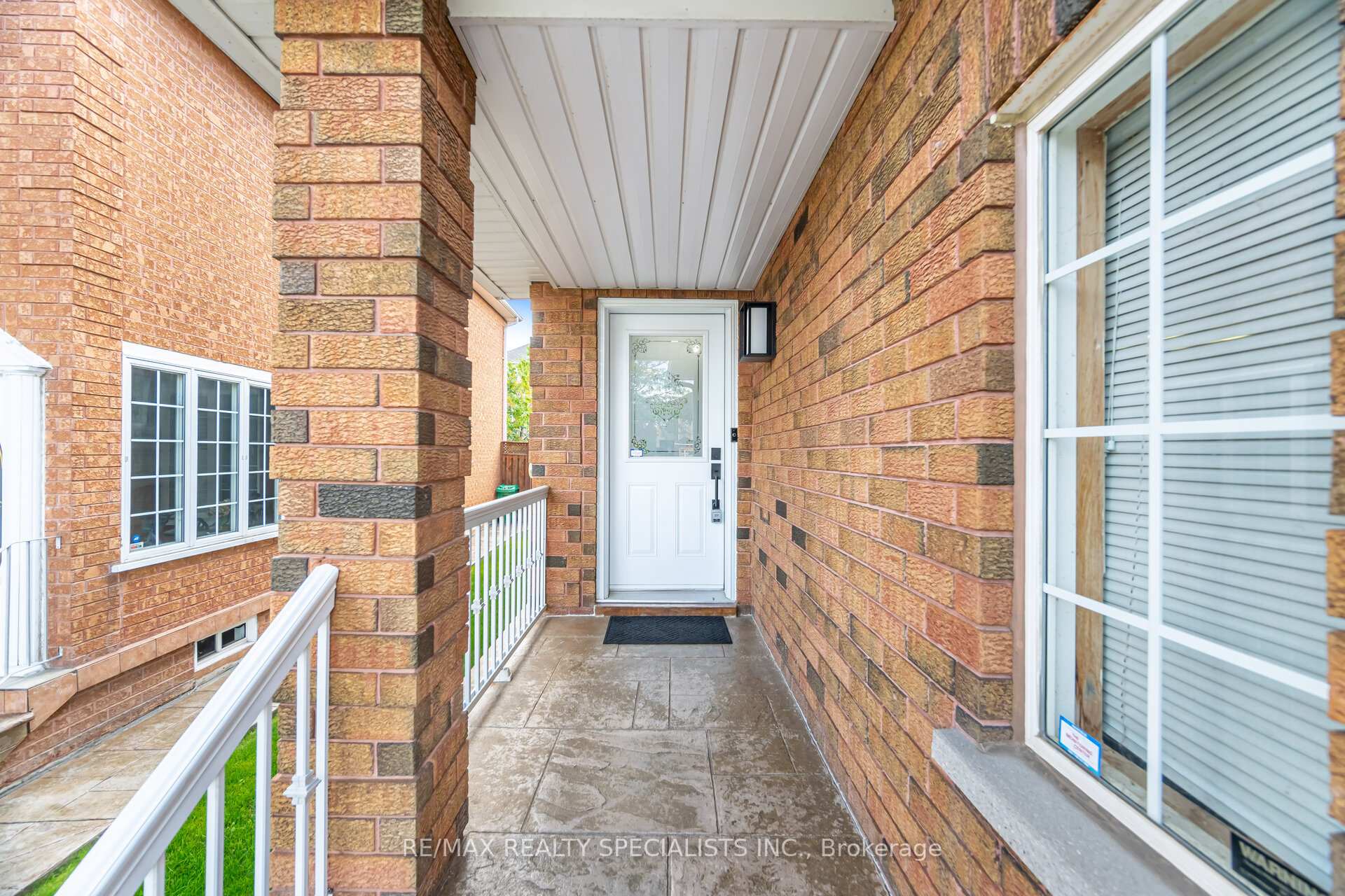 Photo 3 of 5196 Red Brush Drive, Mississauga, Hurontario — HOMEH