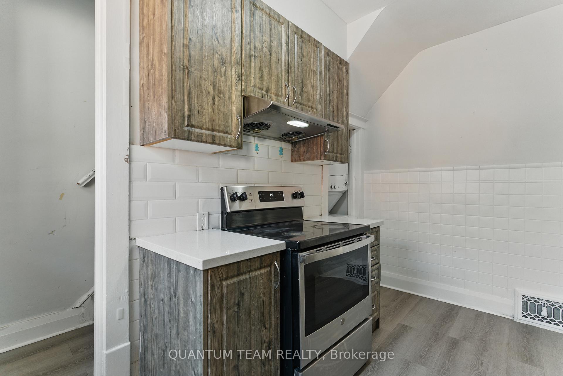 Photo 6 of 6462 Barker Street, Niagara Falls, Dorchester — HOMEH