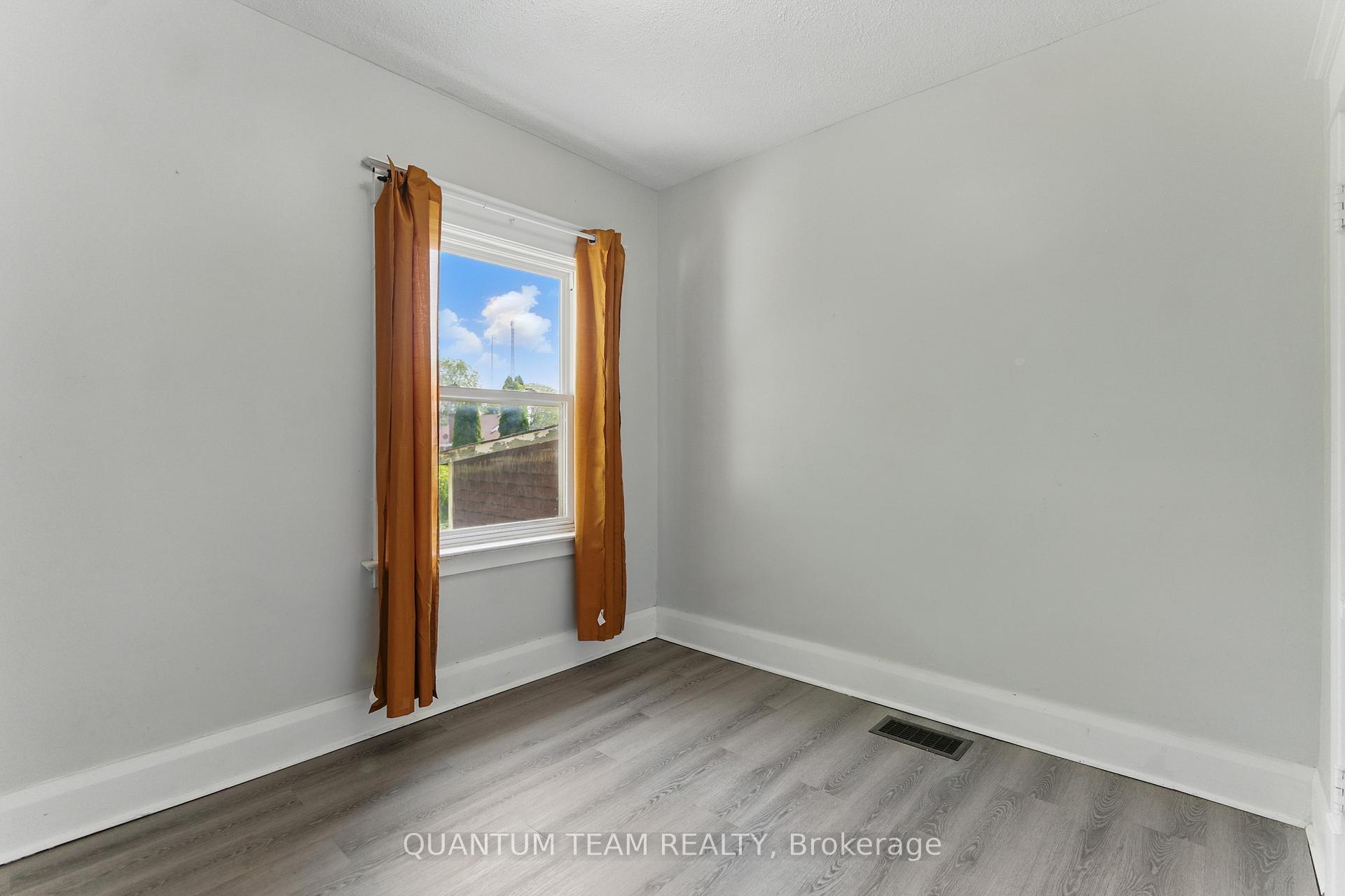 Photo 9 of 6462 Barker Street, Niagara Falls, Dorchester — HOMEH