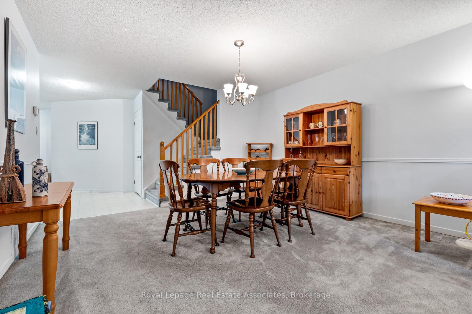 Photo 8 of 4265 Thom Gardens, Mississauga, Erin Mills — HOMEH