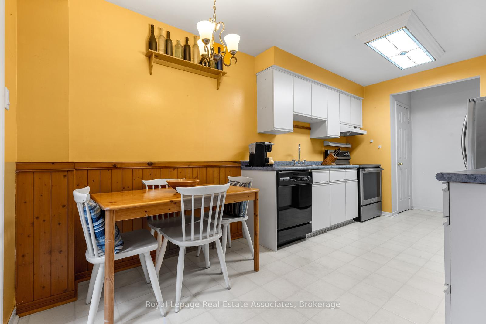 Photo 12 of 4265 Thom Gardens, Mississauga, Erin Mills — HOMEH