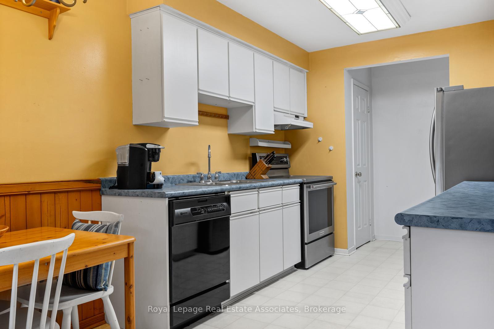 Photo 13 of 4265 Thom Gardens, Mississauga, Erin Mills — HOMEH