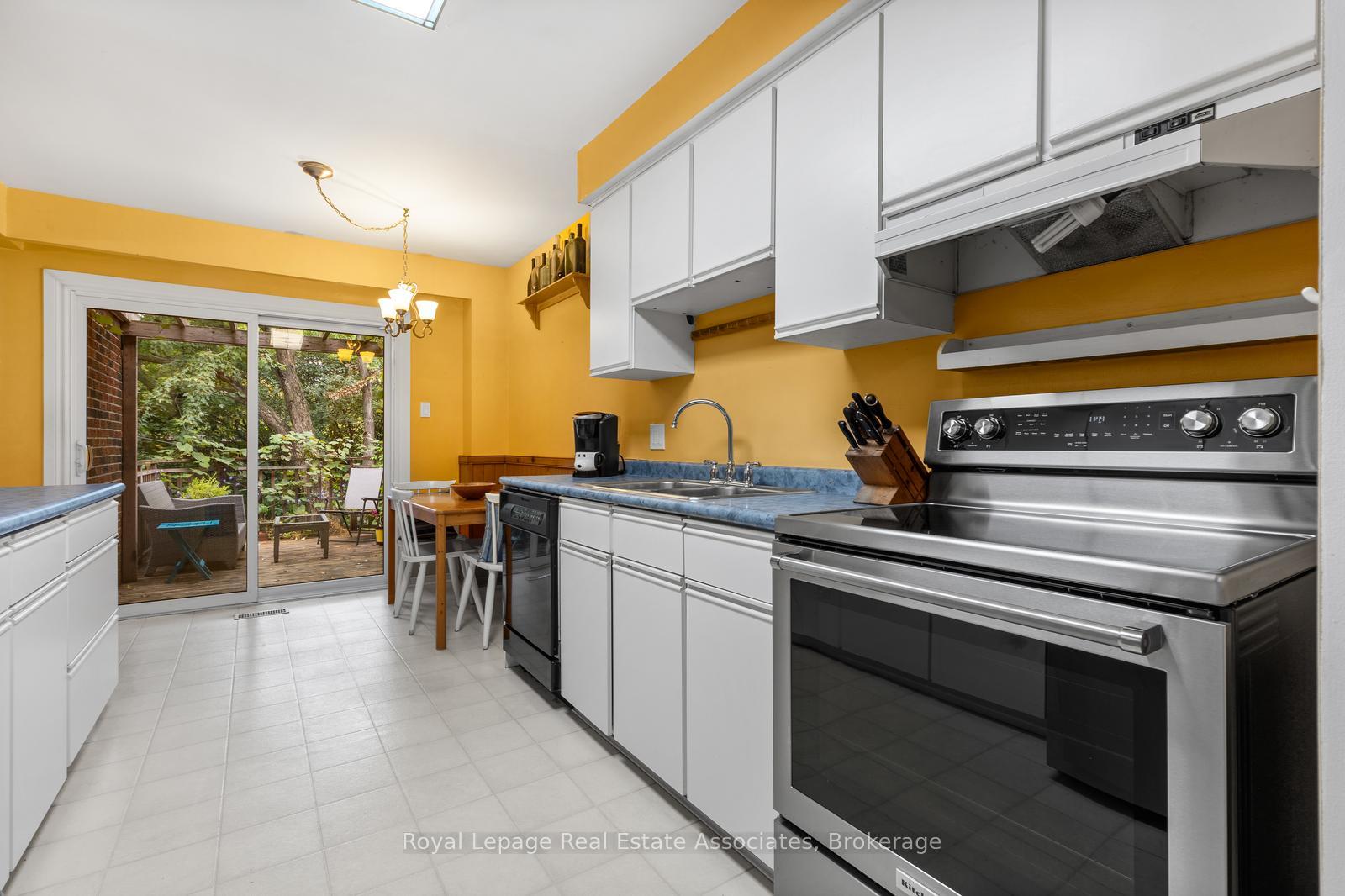 Photo 16 of 4265 Thom Gardens, Mississauga, Erin Mills — HOMEH