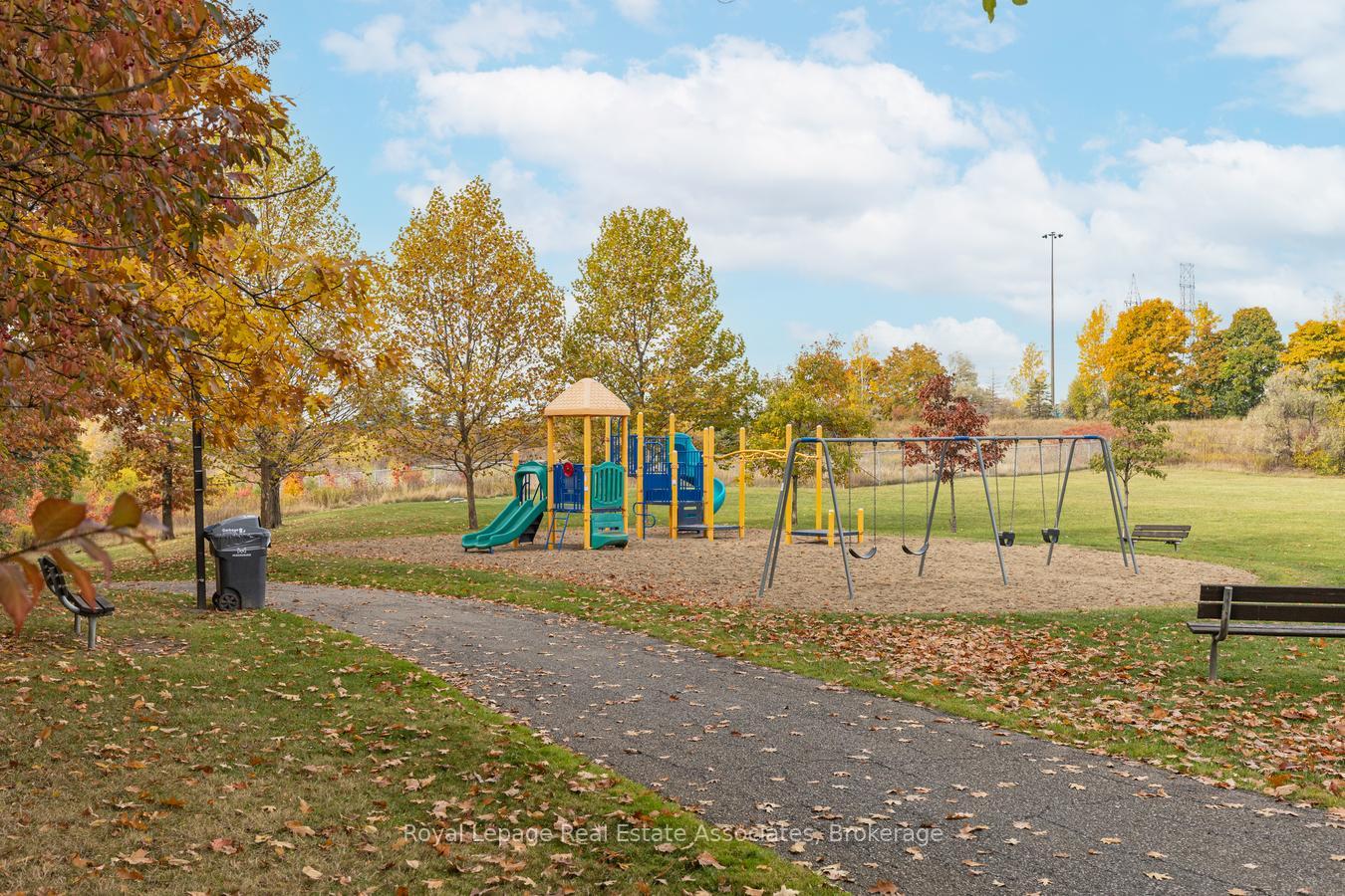Photo 33 of 4265 Thom Gardens, Mississauga, Erin Mills — HOMEH