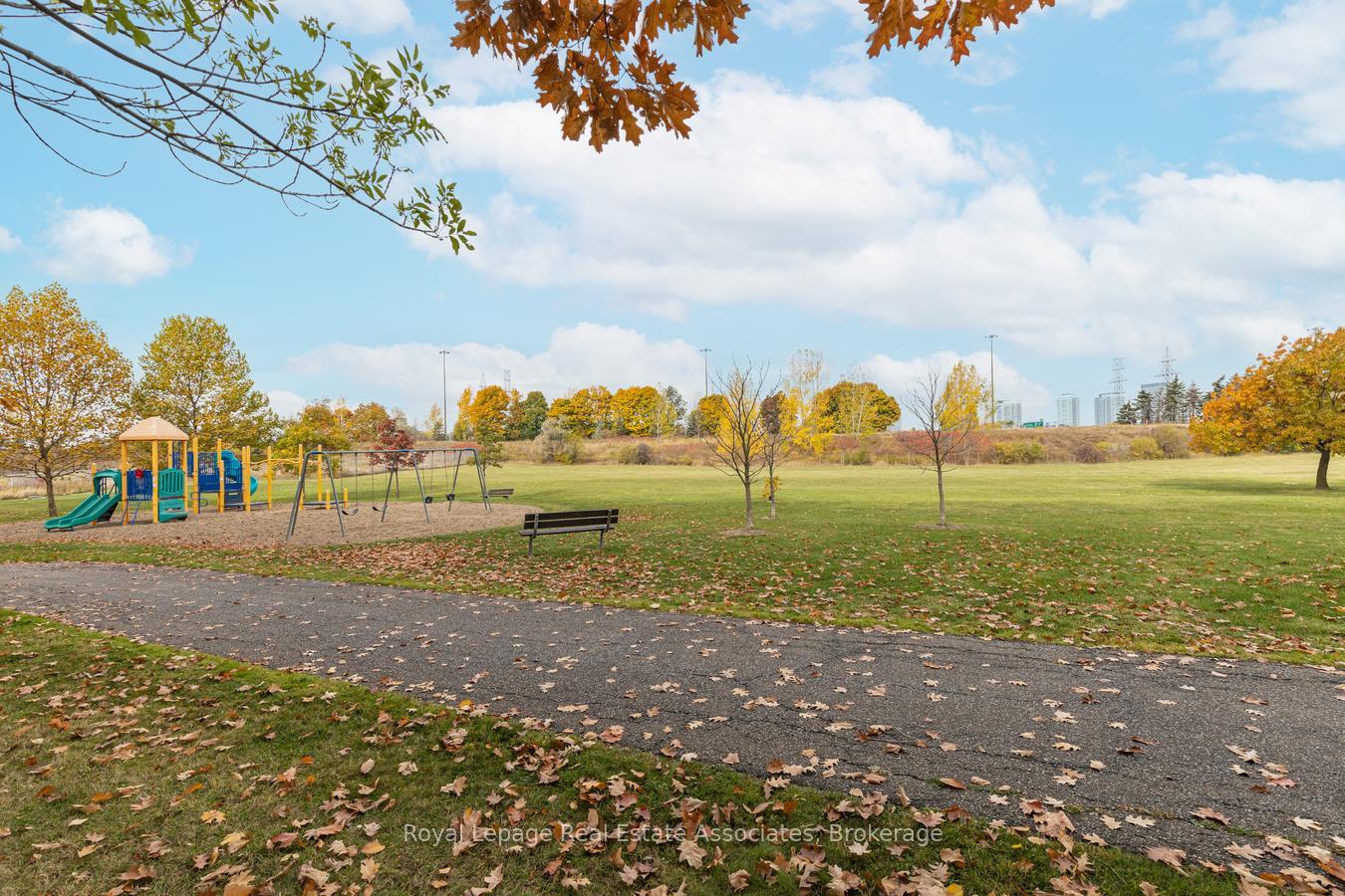 Photo 34 of 4265 Thom Gardens, Mississauga, Erin Mills — HOMEH