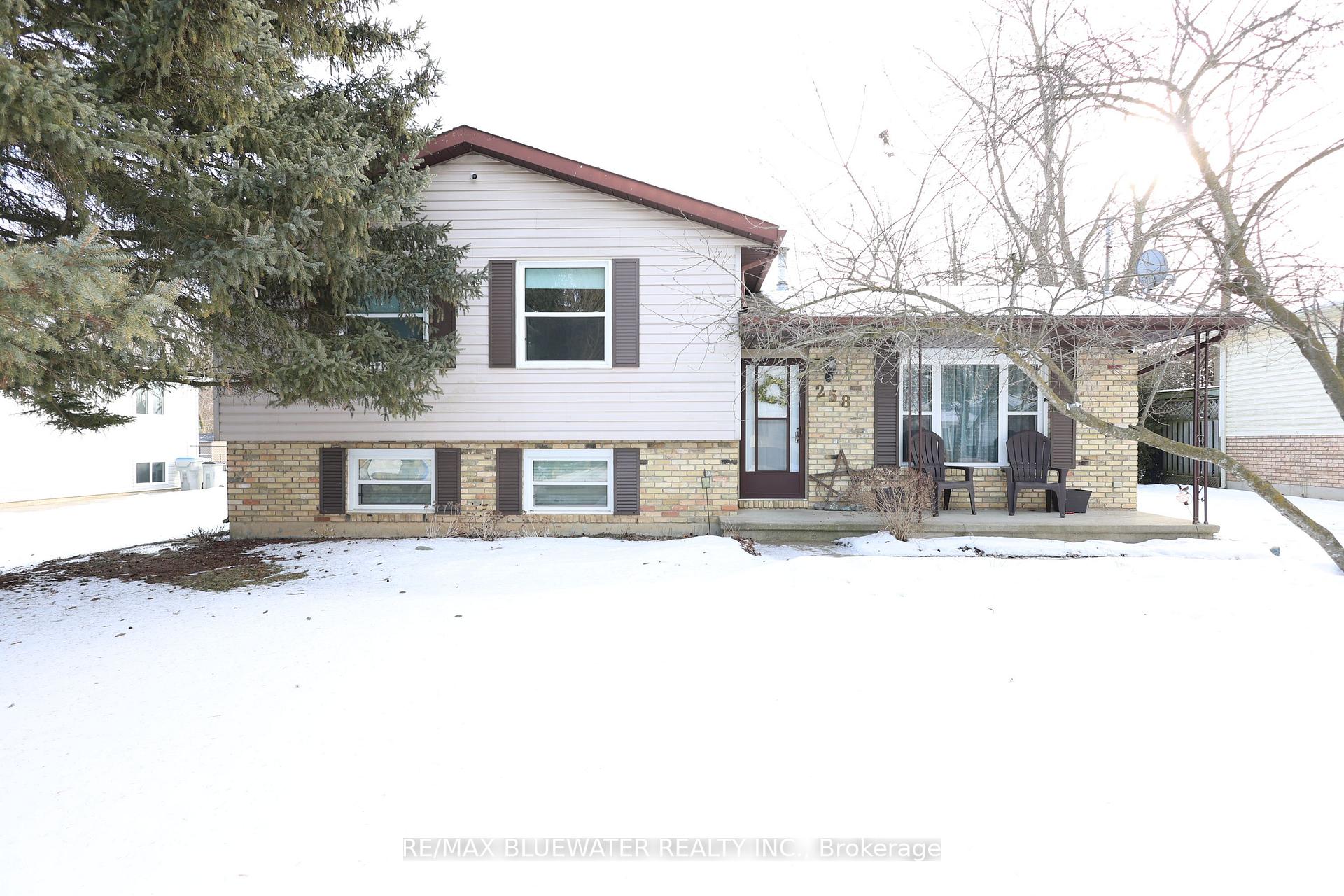 Photo 1 of 258 Victoria Street, North Middlesex, Parkhill — HOMEH