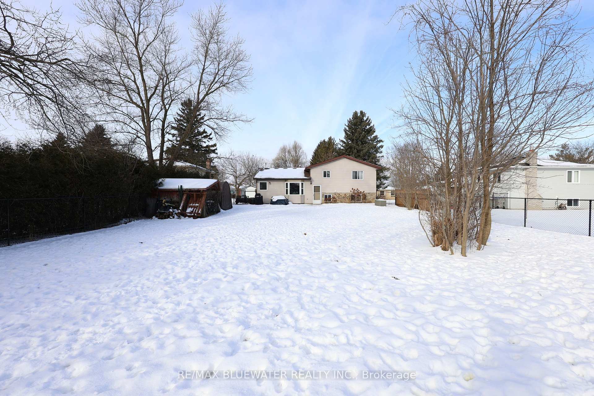 Photo 2 of 258 Victoria Street, North Middlesex, Parkhill — HOMEH