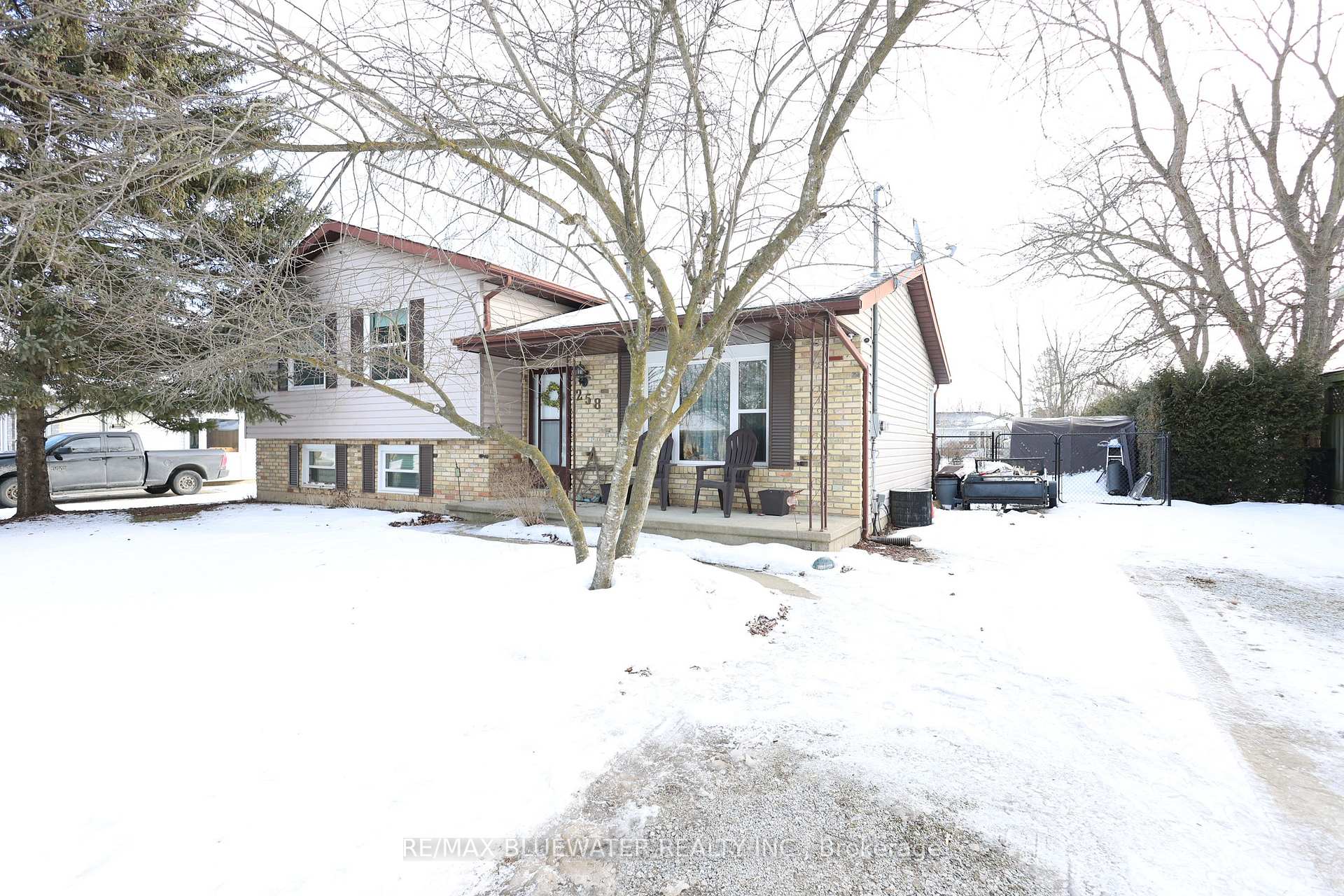 Photo 4 of 258 Victoria Street, North Middlesex, Parkhill — HOMEH
