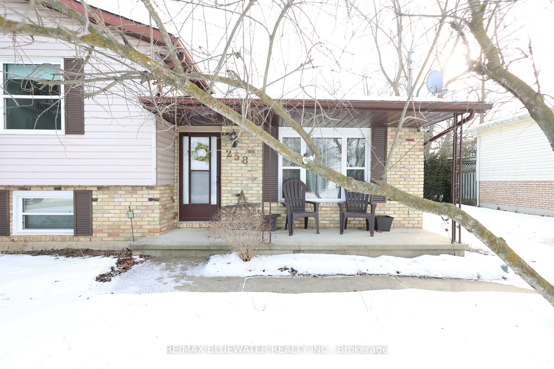 Photo 5 of 258 Victoria Street, North Middlesex, Parkhill — HOMEH