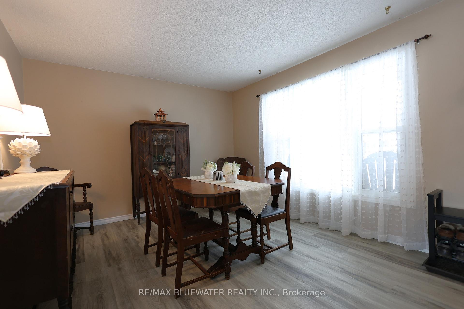 Photo 8 of 258 Victoria Street, North Middlesex, Parkhill — HOMEH