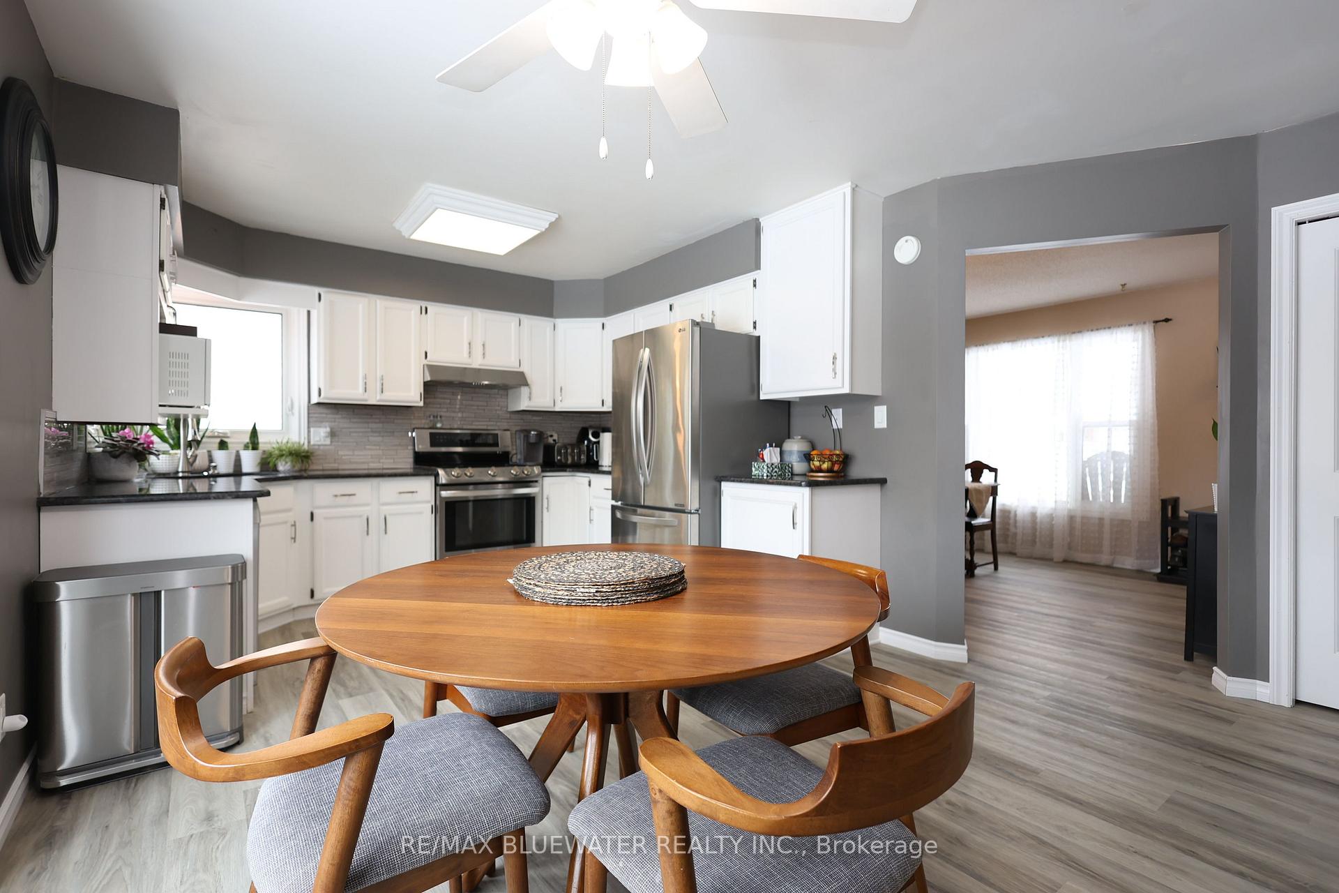 Photo 11 of 258 Victoria Street, North Middlesex, Parkhill — HOMEH