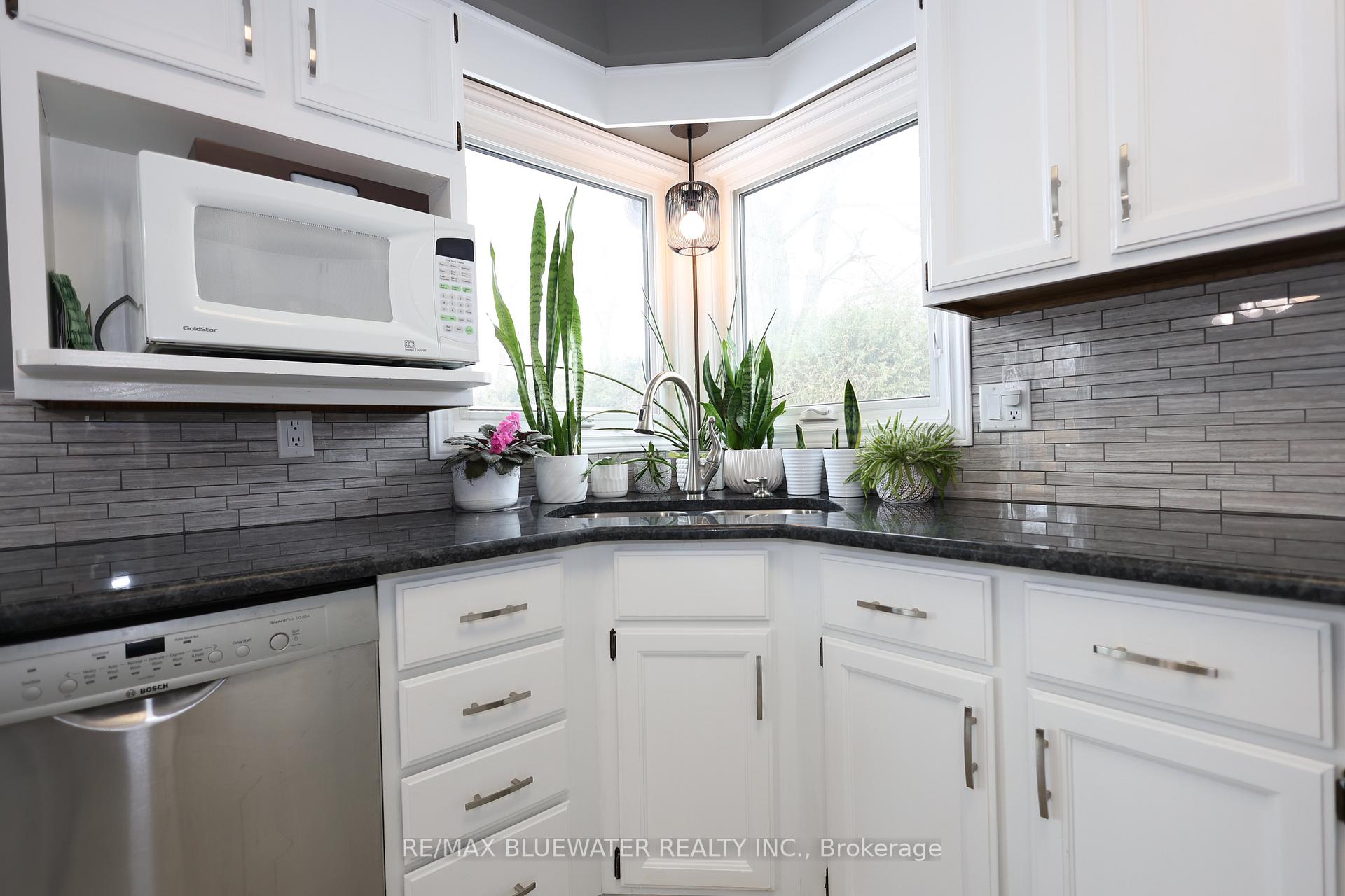 Photo 13 of 258 Victoria Street, North Middlesex, Parkhill — HOMEH