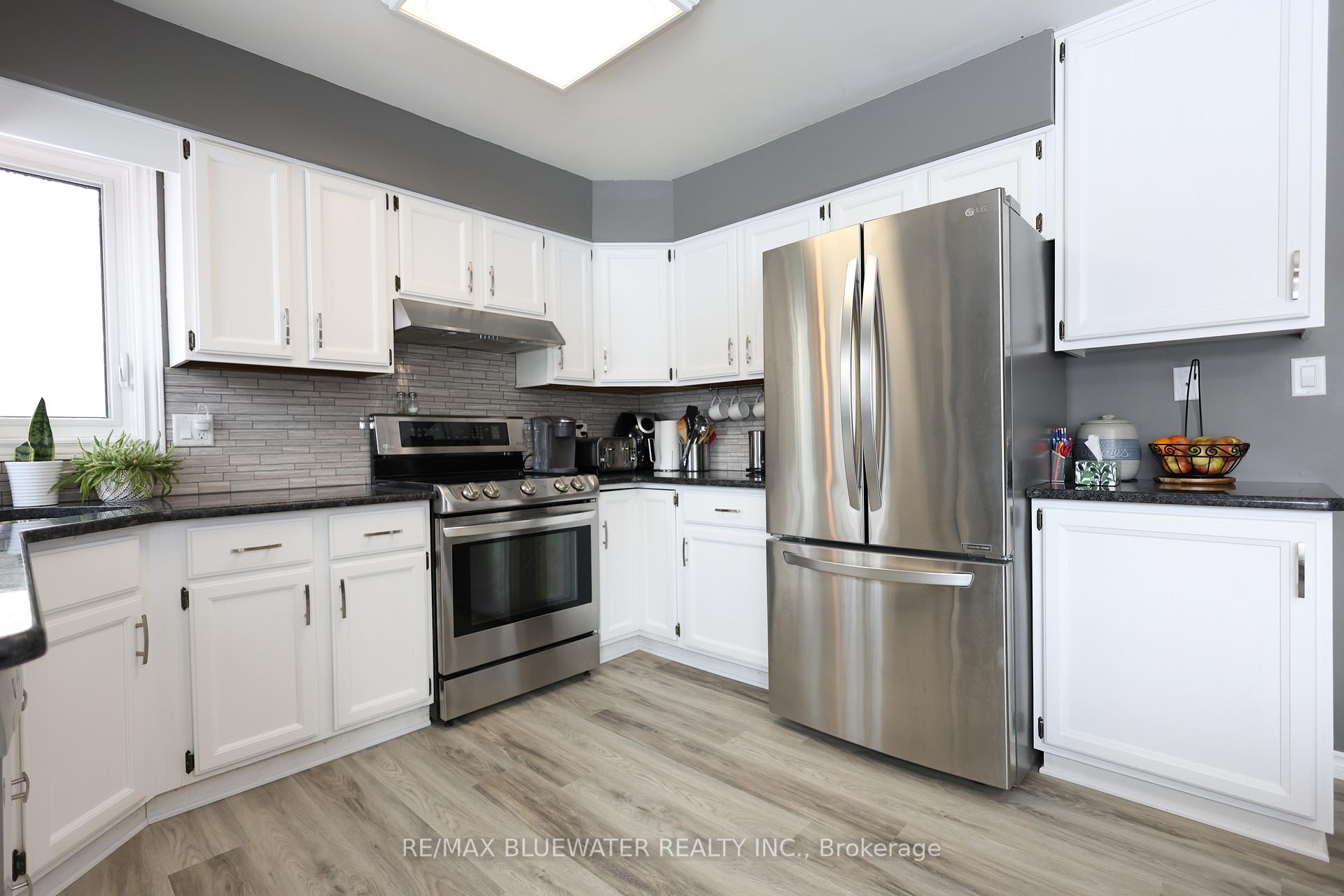 Photo 14 of 258 Victoria Street, North Middlesex, Parkhill — HOMEH