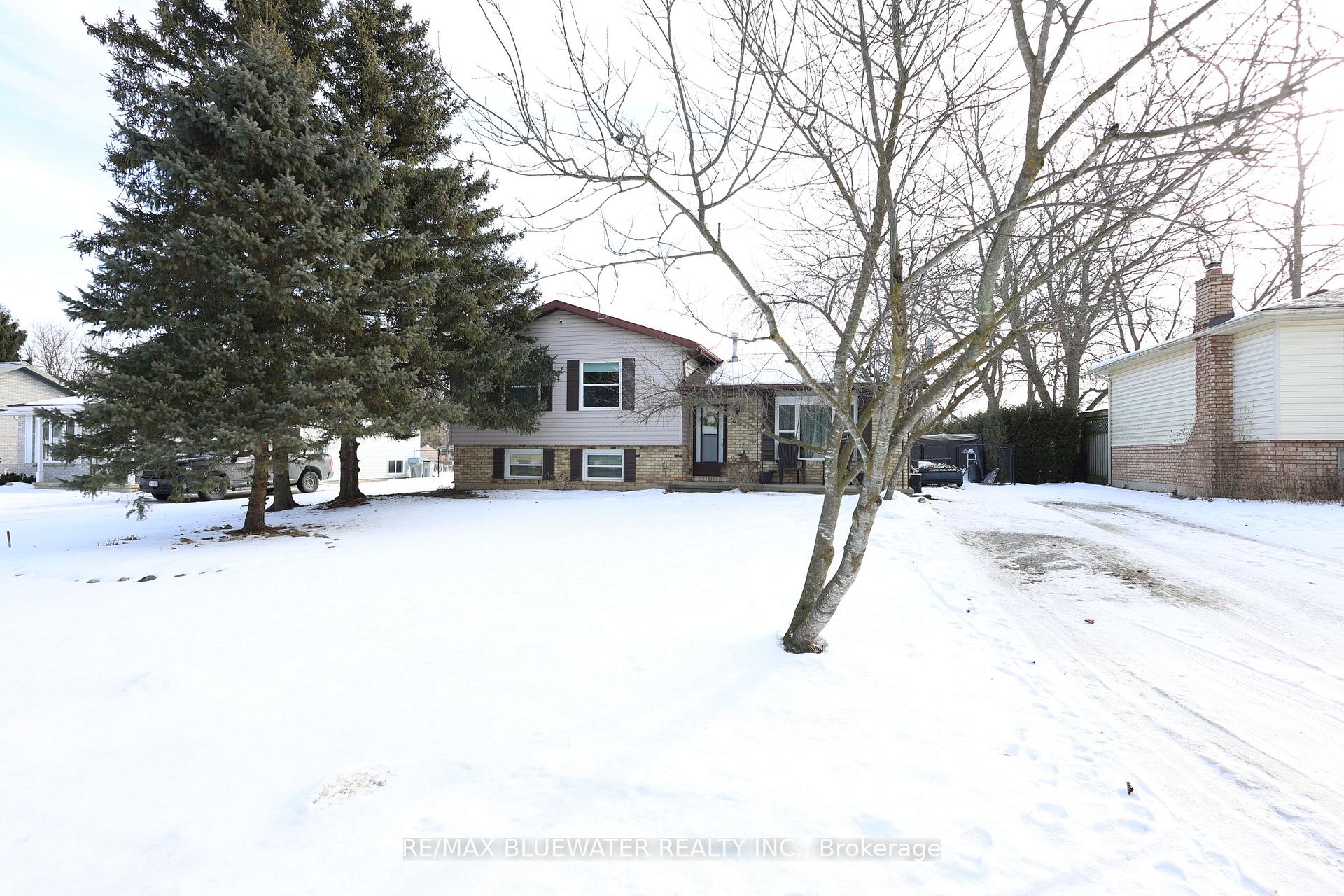 Photo 32 of 258 Victoria Street, North Middlesex, Parkhill — HOMEH